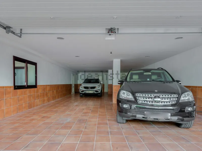 Elegant five bedroom luxury villa in Los Flamingos. This impeccably presented villa brings together a combination of facilities, a children's garden and a pool area. The villa has underfloor heating throughout the house, marble bathrooms and floors, an in
