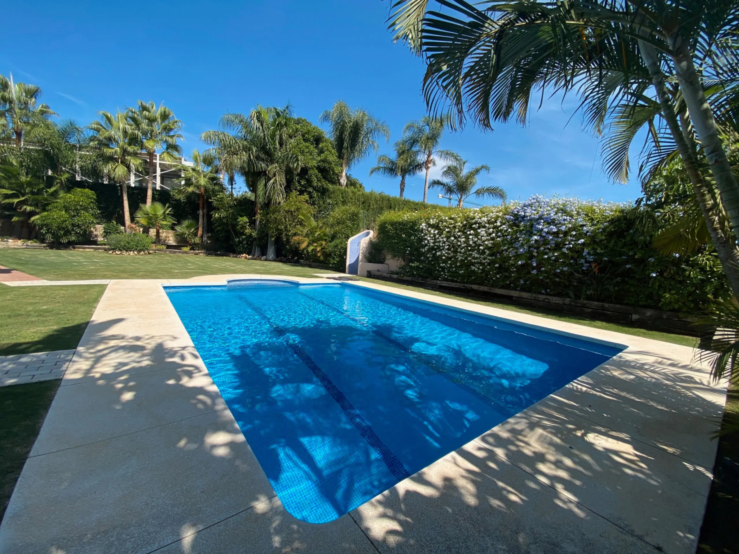 Elegant five bedroom luxury villa in Los Flamingos. This impeccably presented villa brings together a combination of facilities, a children's garden and a pool area. The villa has underfloor heating throughout the house, marble bathrooms and floors, an in