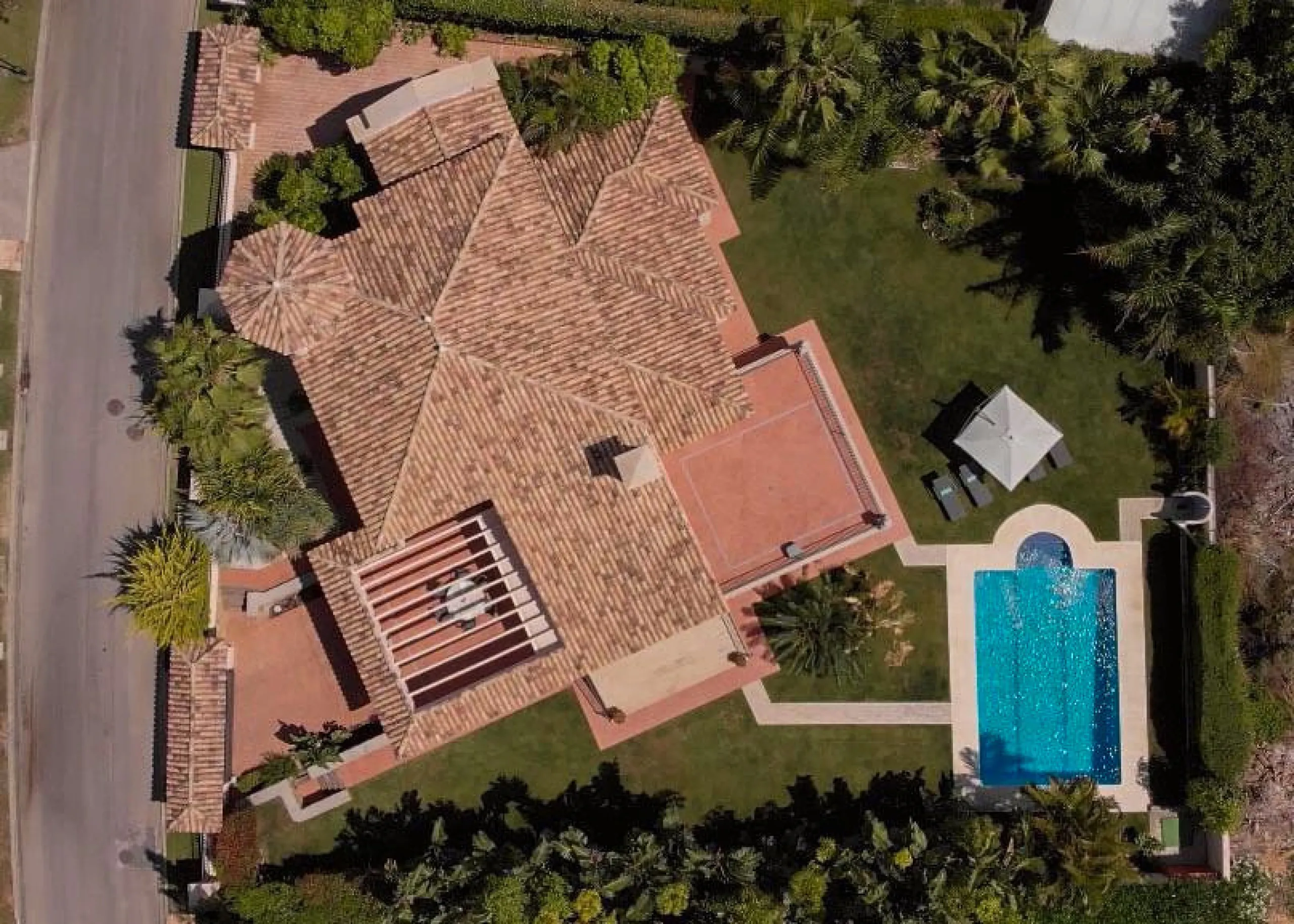 Elegant five bedroom luxury villa in Los Flamingos. This impeccably presented villa brings together a combination of facilities, a children's garden and a pool area. The villa has underfloor heating throughout the house, marble bathrooms and floors, an in