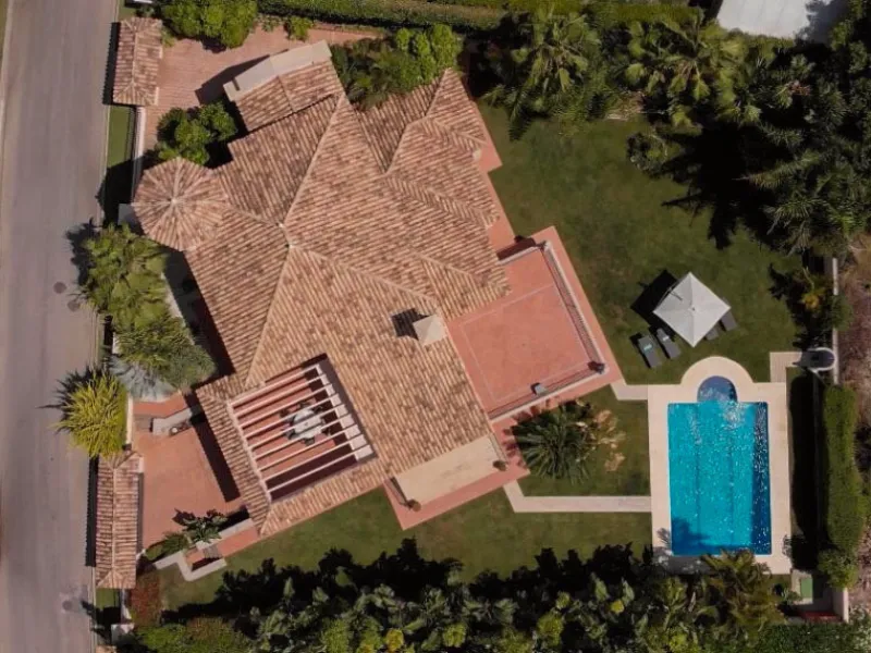 Elegant five bedroom luxury villa in Los Flamingos. This impeccably presented villa brings together a combination of facilities, a children's garden and a pool area. The villa has underfloor heating throughout the house, marble bathrooms and floors, an in