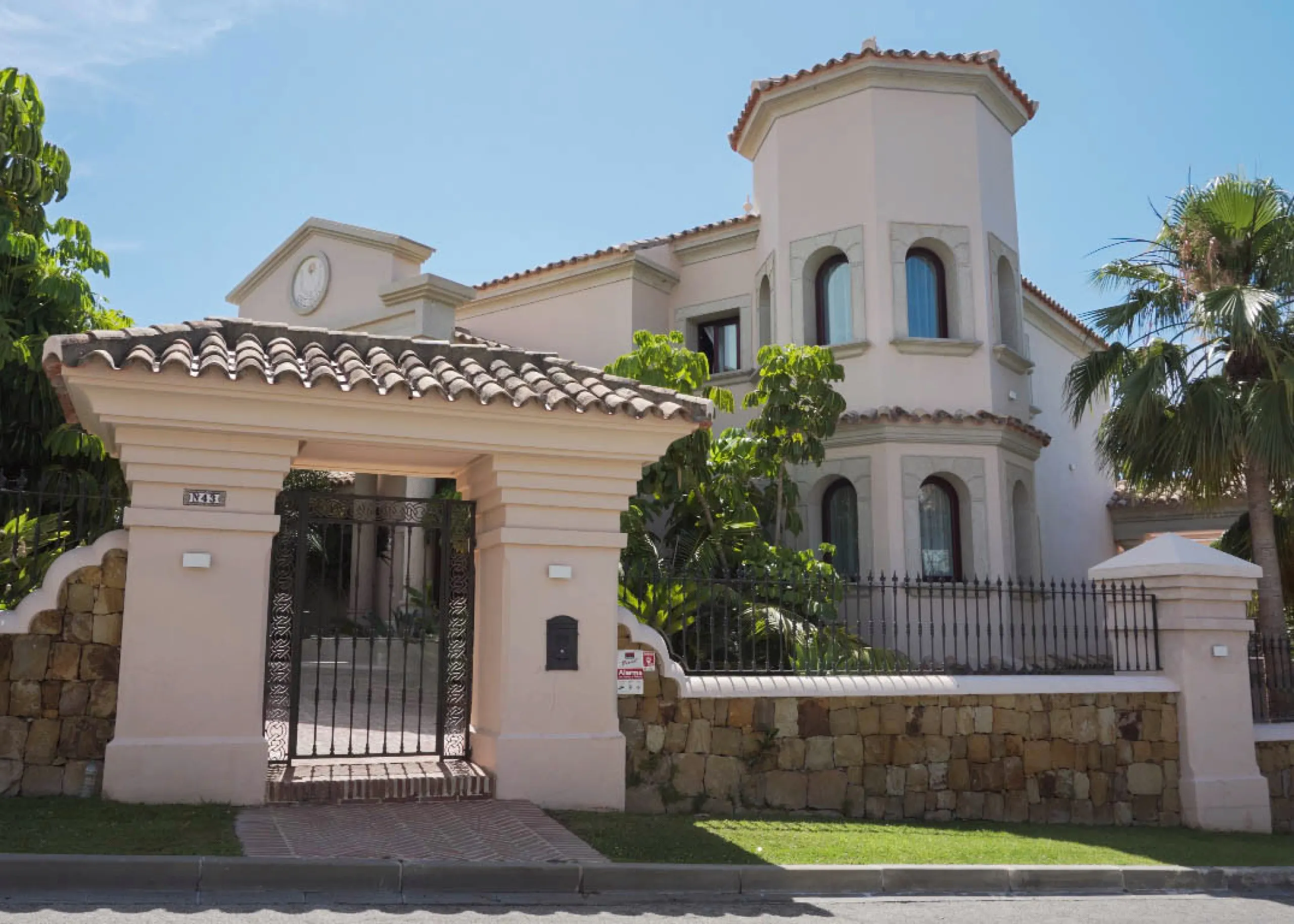 Elegant five bedroom luxury villa in Los Flamingos. This impeccably presented villa brings together a combination of facilities, a children's garden and a pool area. The villa has underfloor heating throughout the house, marble bathrooms and floors, an in