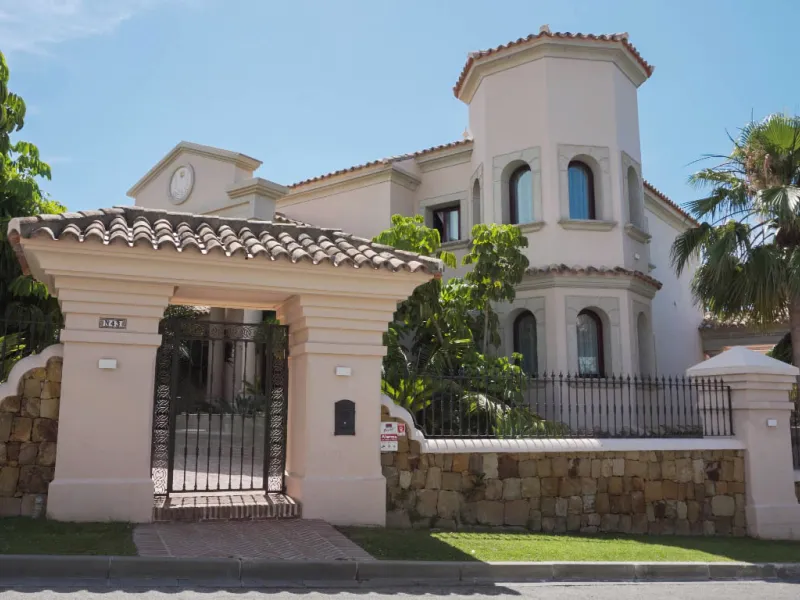 Elegant five bedroom luxury villa in Los Flamingos. This impeccably presented villa brings together a combination of facilities, a children's garden and a pool area. The villa has underfloor heating throughout the house, marble bathrooms and floors, an in