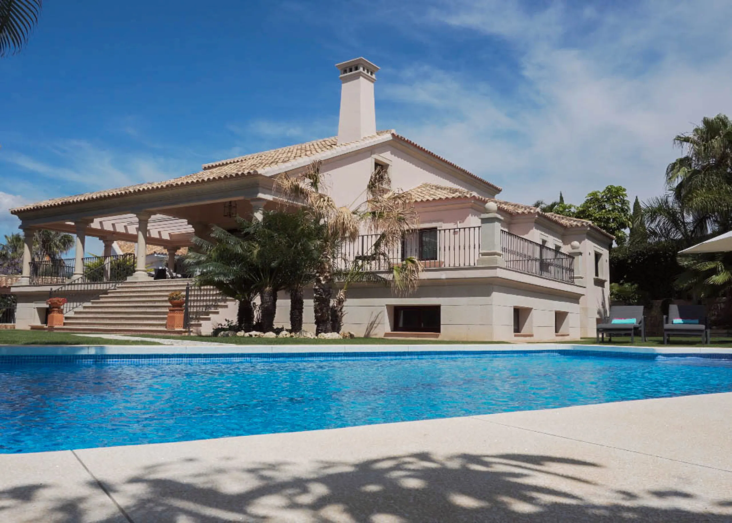 Elegant five bedroom luxury villa in Los Flamingos. This impeccably presented villa brings together a combination of facilities, a children's garden and a pool area. The villa has underfloor heating throughout the house, marble bathrooms and floors, an in