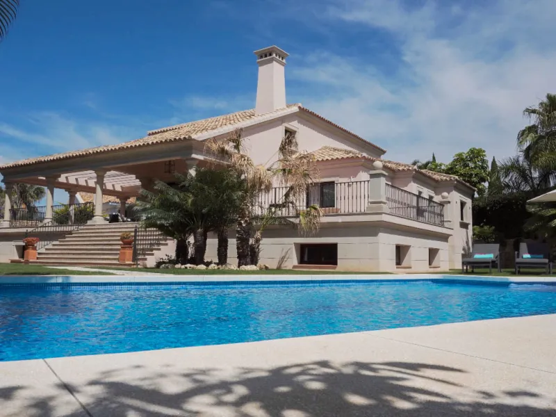 Elegant five bedroom luxury villa in Los Flamingos. This impeccably presented villa brings together a combination of facilities, a children's garden and a pool area. The villa has underfloor heating throughout the house, marble bathrooms and floors, an in
