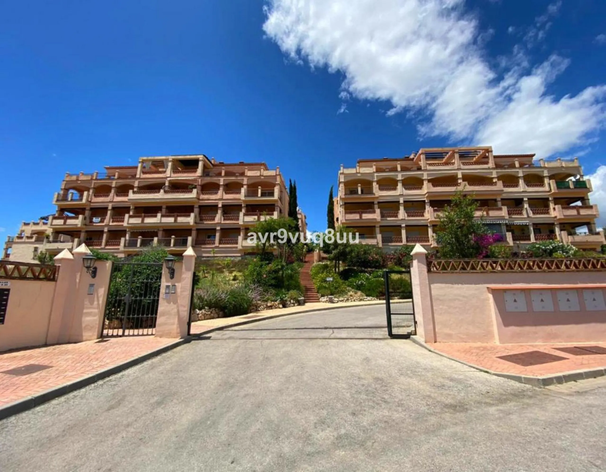 A very comfortable home located in the well established urbanisation of Mijas Golf. This spacious house has bright spacious rooms throughout including, on the top floor, a brand new open plan kitchen, lovely lounge diner with fireplace plus a large bedroo