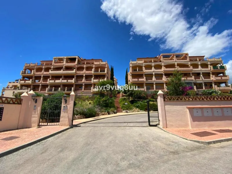 A very comfortable home located in the well established urbanisation of Mijas Golf. This spacious house has bright spacious rooms throughout including, on the top floor, a brand new open plan kitchen, lovely lounge diner with fireplace plus a large bedroo