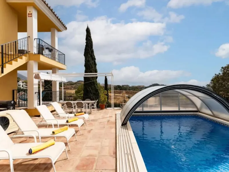 HUGE DETACHED VILLA SEAVIEWS HEATED POOL IN A GREAT LOCATION OF MIJAS COSTA WITH TOURIST LICENSE