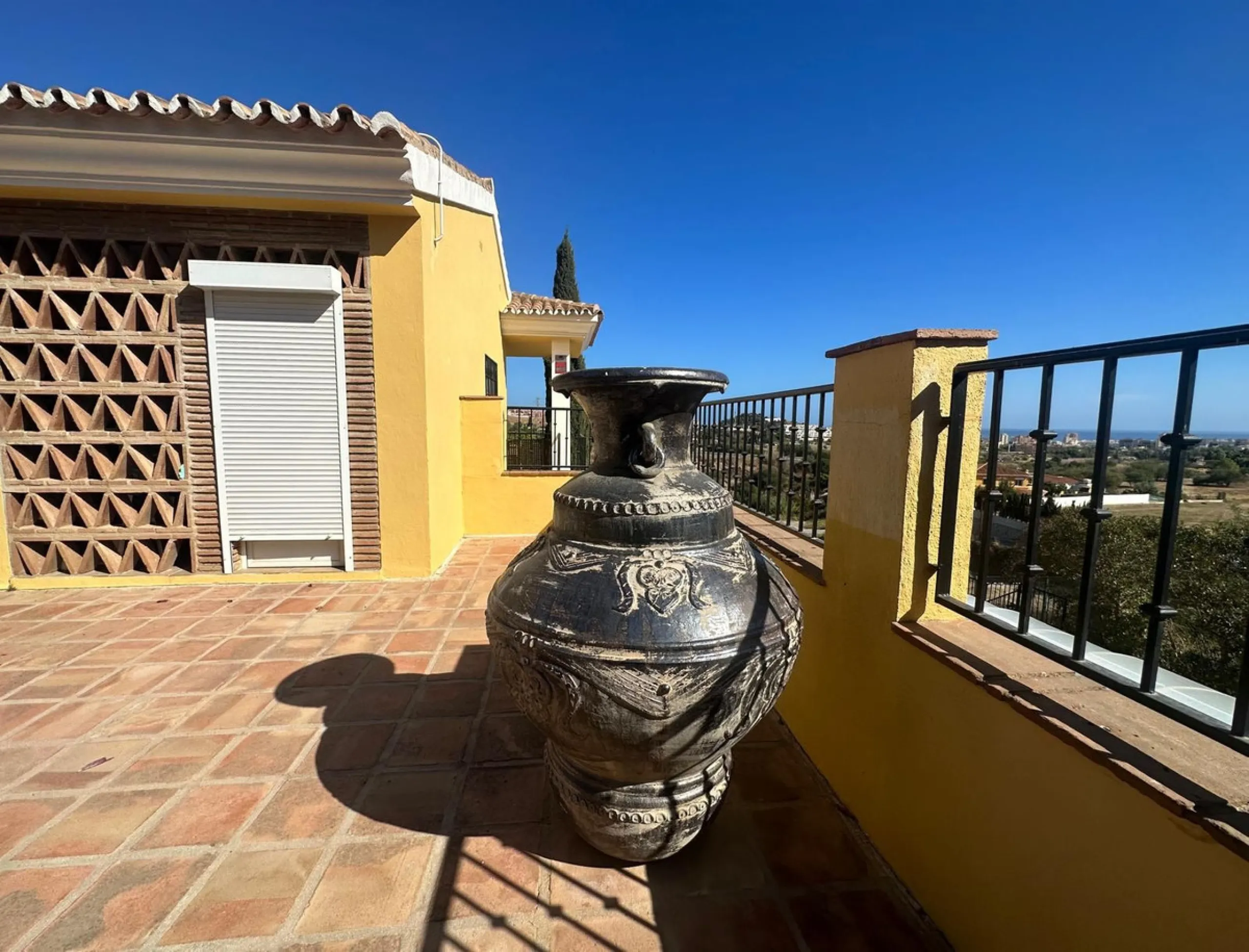 HUGE DETACHED VILLA SEAVIEWS HEATED POOL IN A GREAT LOCATION OF MIJAS COSTA WITH TOURIST LICENSE