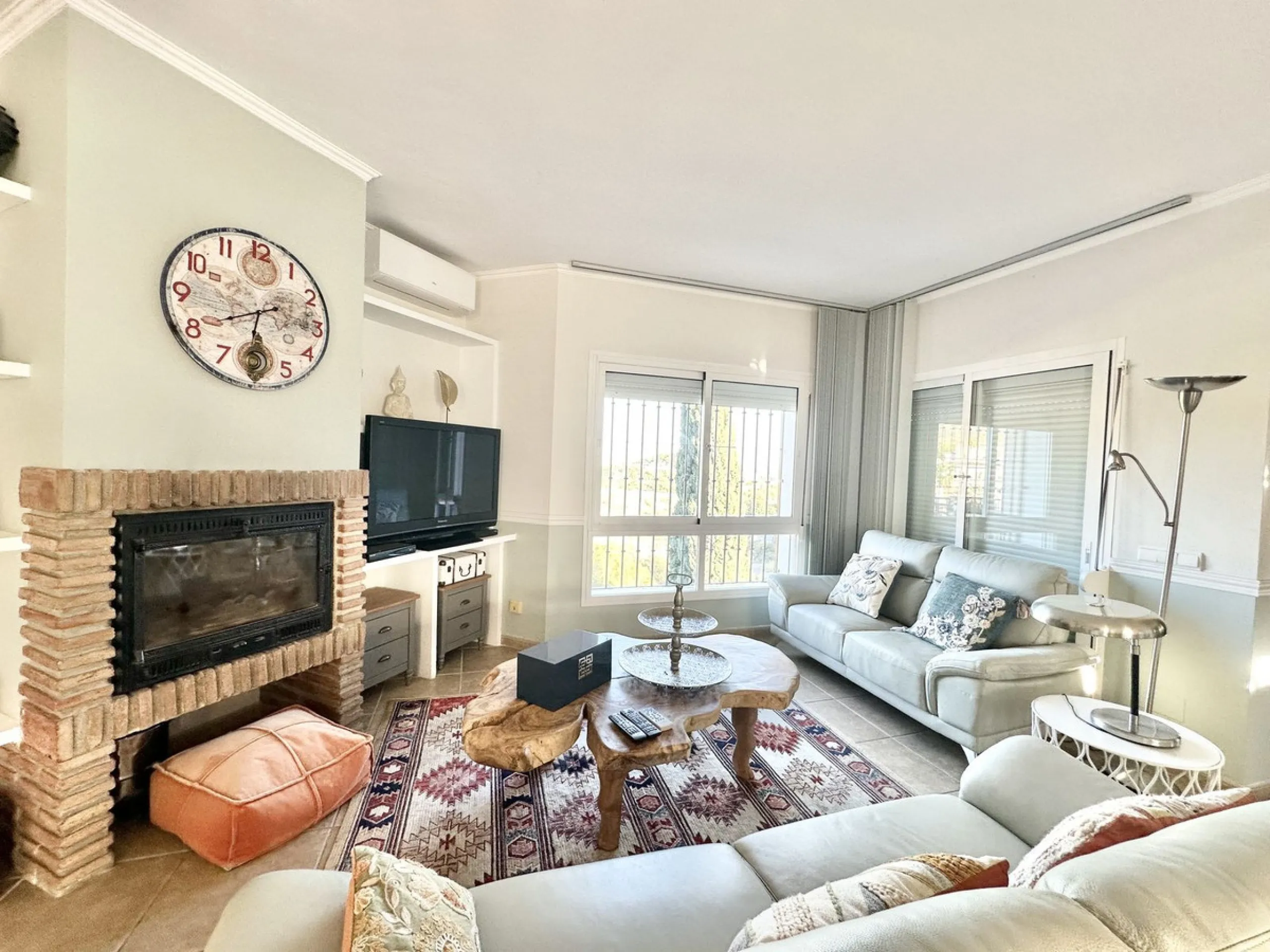 HUGE DETACHED VILLA SEAVIEWS HEATED POOL IN A GREAT LOCATION OF MIJAS COSTA WITH TOURIST LICENSE