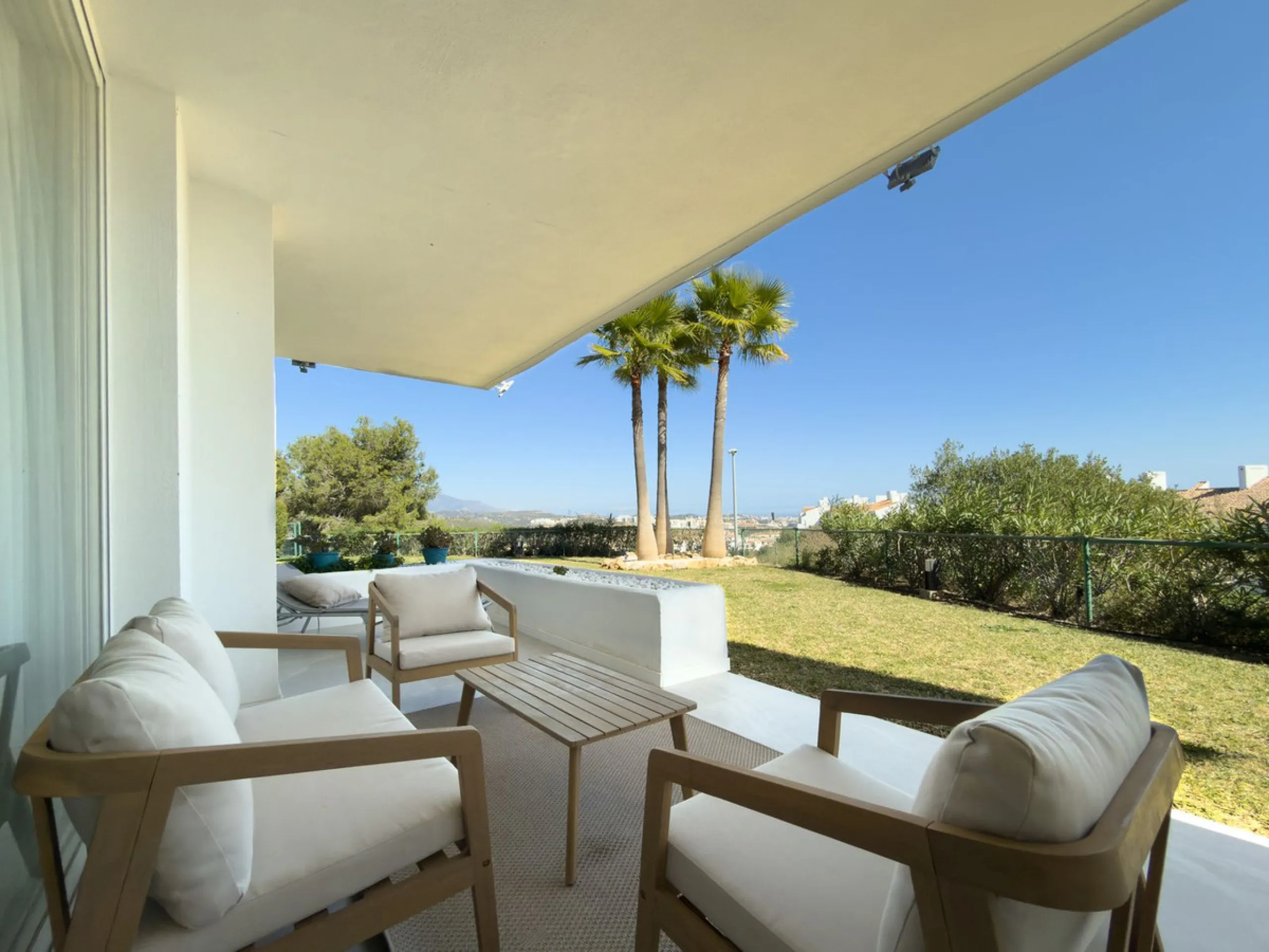 This super corner apartment has been totally renovated to Swedish standards, and offers wonderful views. Situated in a very high quality community , close to Miraflores Golf Club, the property faces south and has access to the very well kept communal gard