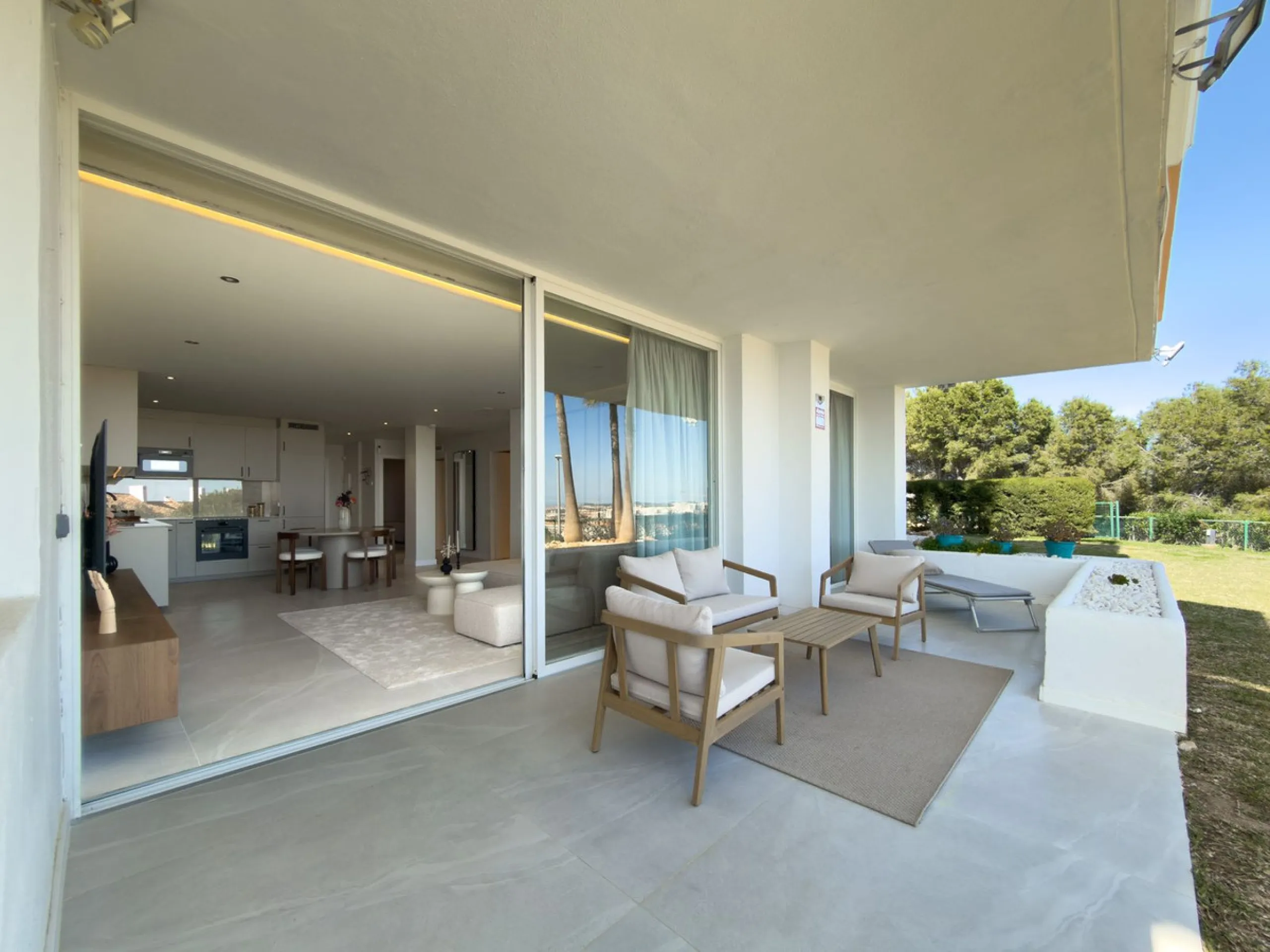 This super corner apartment has been totally renovated to Swedish standards, and offers wonderful views. Situated in a very high quality community , close to Miraflores Golf Club, the property faces south and has access to the very well kept communal gard