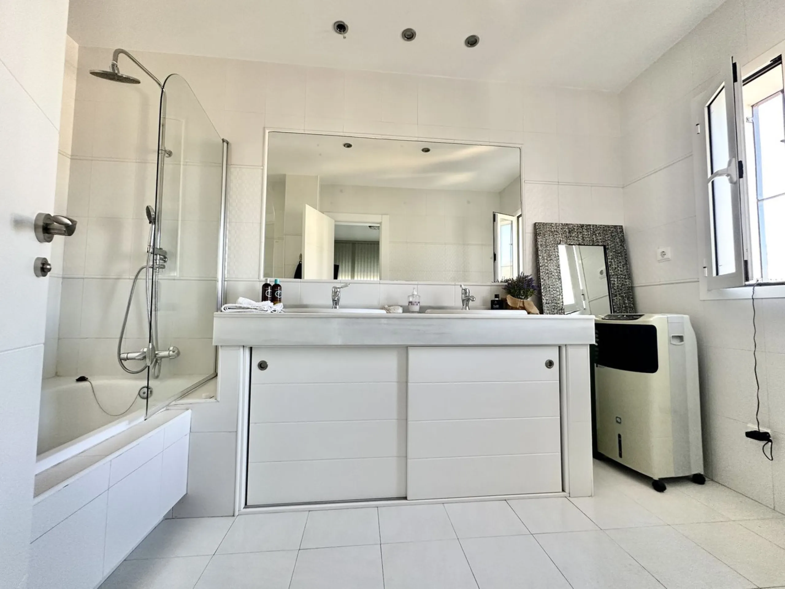 HUGE DETACHED VILLA SEAVIEWS HEATED POOL IN A GREAT LOCATION OF MIJAS COSTA WITH TOURIST LICENSE