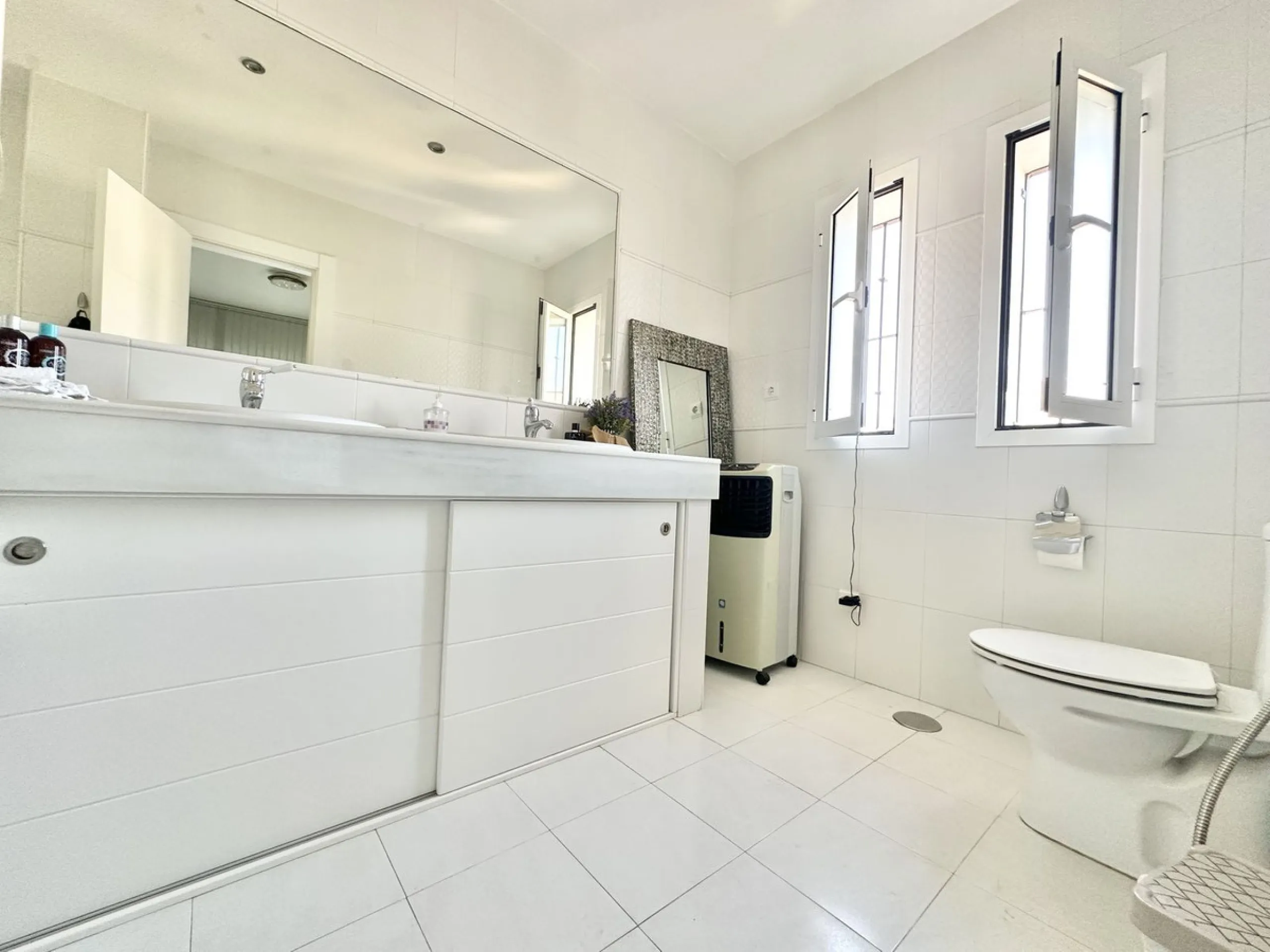 HUGE DETACHED VILLA SEAVIEWS HEATED POOL IN A GREAT LOCATION OF MIJAS COSTA WITH TOURIST LICENSE