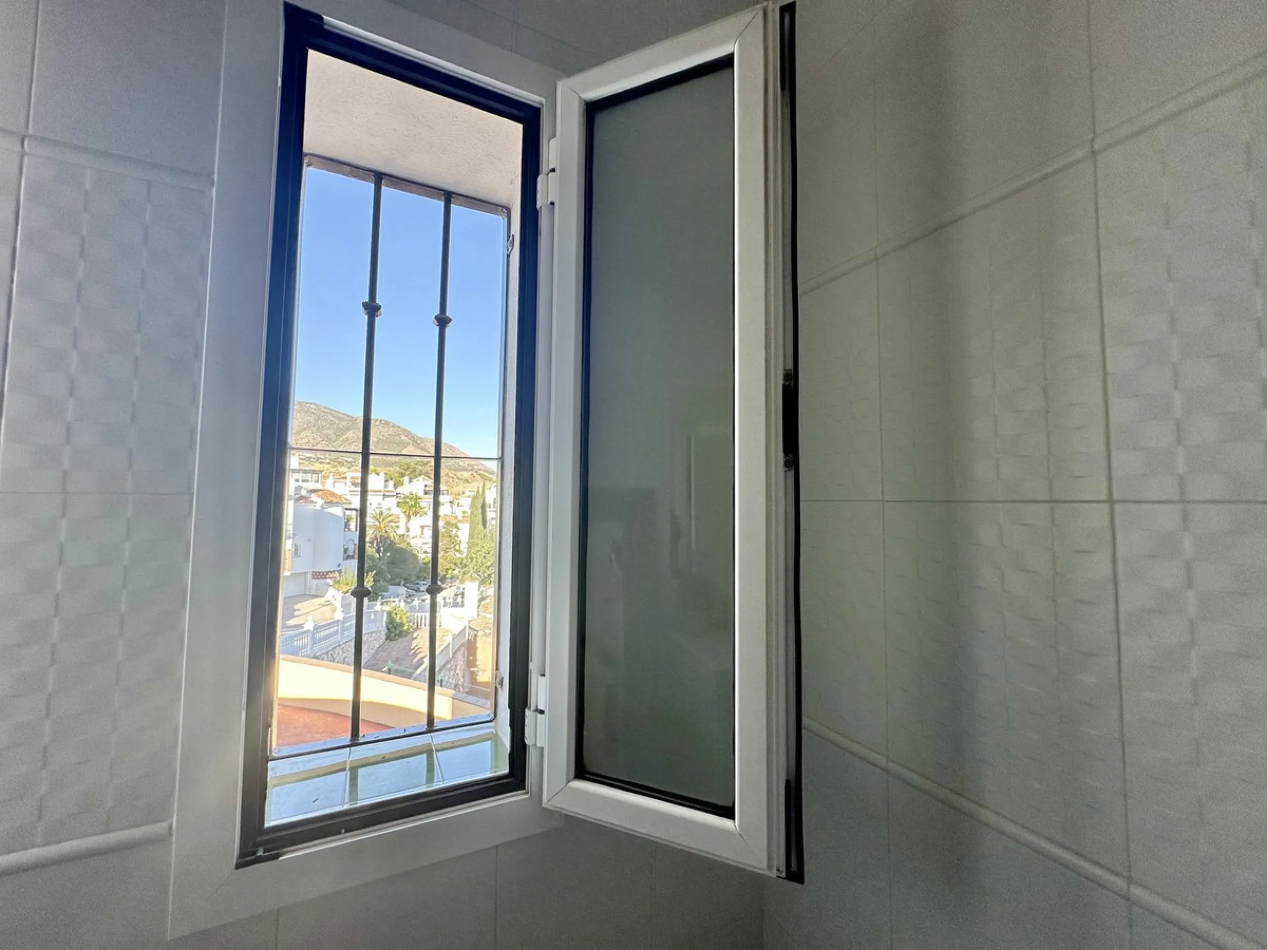 HUGE DETACHED VILLA SEAVIEWS HEATED POOL IN A GREAT LOCATION OF MIJAS COSTA WITH TOURIST LICENSE