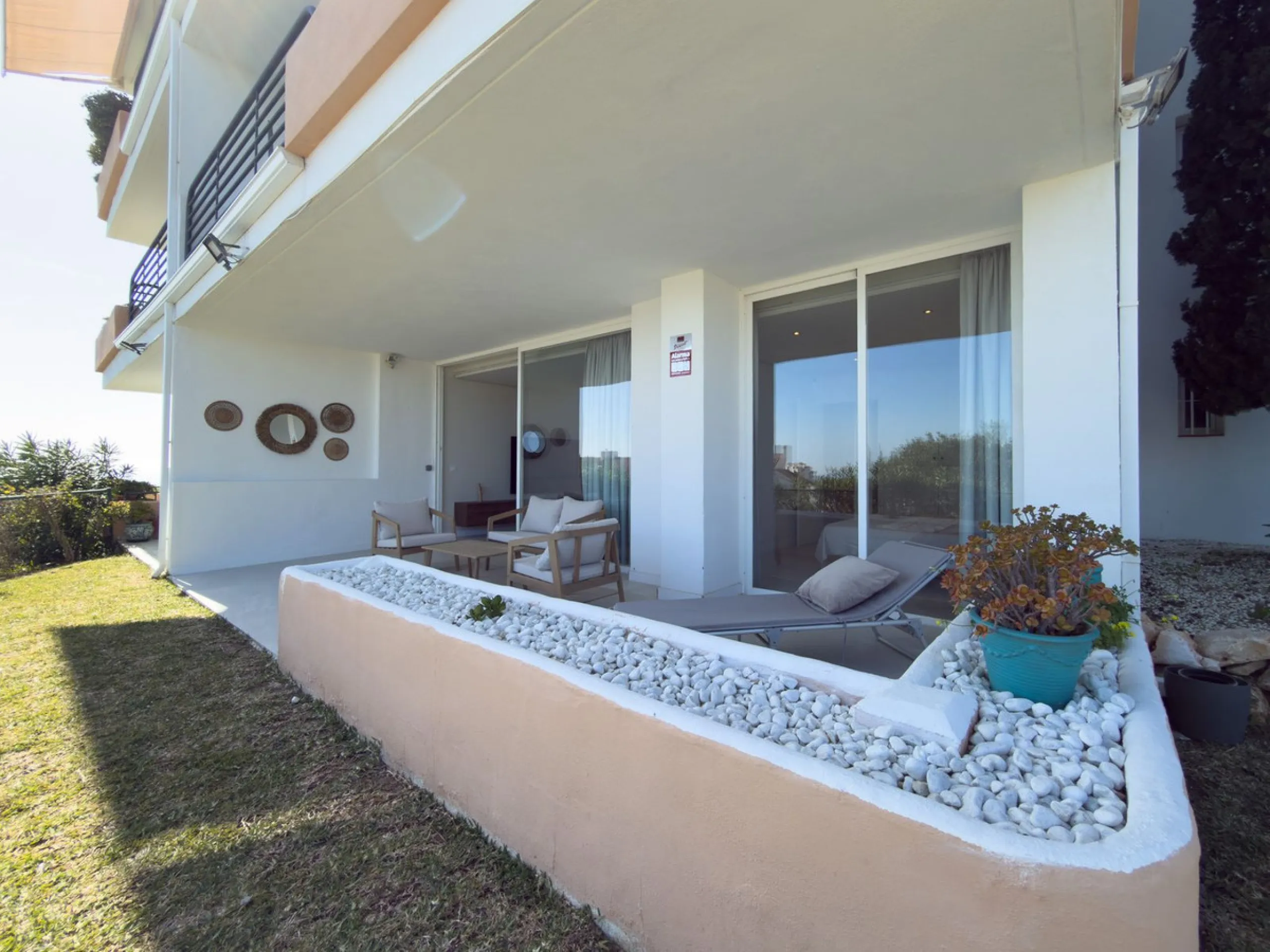 This super corner apartment has been totally renovated to Swedish standards, and offers wonderful views. Situated in a very high quality community , close to Miraflores Golf Club, the property faces south and has access to the very well kept communal gard
