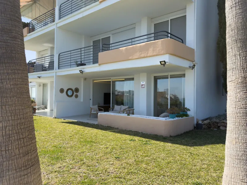 This super corner apartment has been totally renovated to Swedish standards, and offers wonderful views. Situated in a very high quality community , close to Miraflores Golf Club, the property faces south and has access to the very well kept communal gard