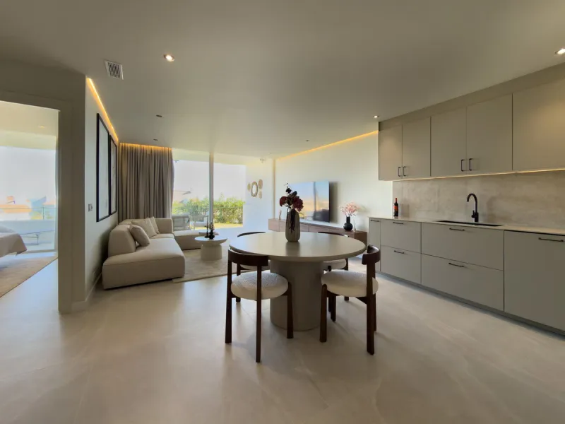 This super corner apartment has been totally renovated to Swedish standards, and offers wonderful views. Situated in a very high quality community , close to Miraflores Golf Club, the property faces south and has access to the very well kept communal gard