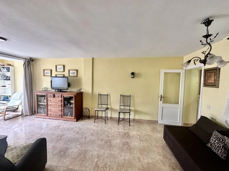 BRIGHT APARTMENT WITHIN WALKING DISTANCE TO THE SEA, TRAIN STATION & AMENITIES – LOS BOLICHES, FUENGIROLA
