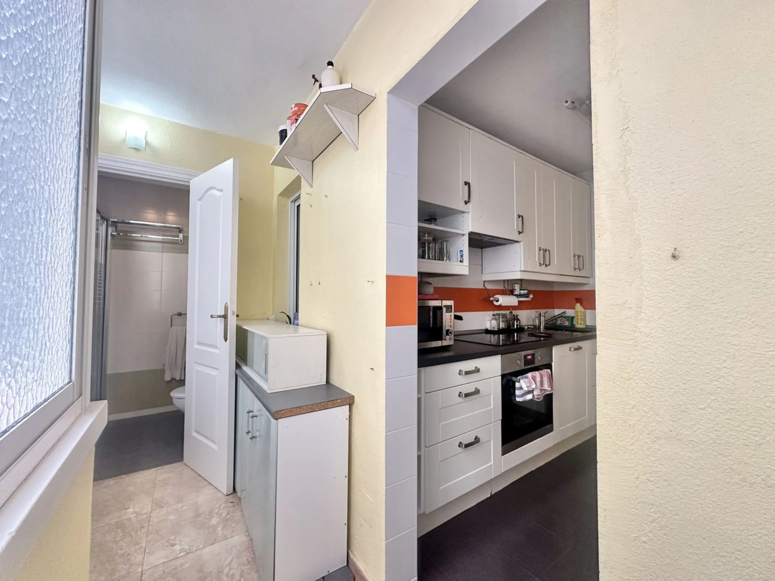 BRIGHT APARTMENT WITHIN WALKING DISTANCE TO THE SEA, TRAIN STATION & AMENITIES – LOS BOLICHES, FUENGIROLA
