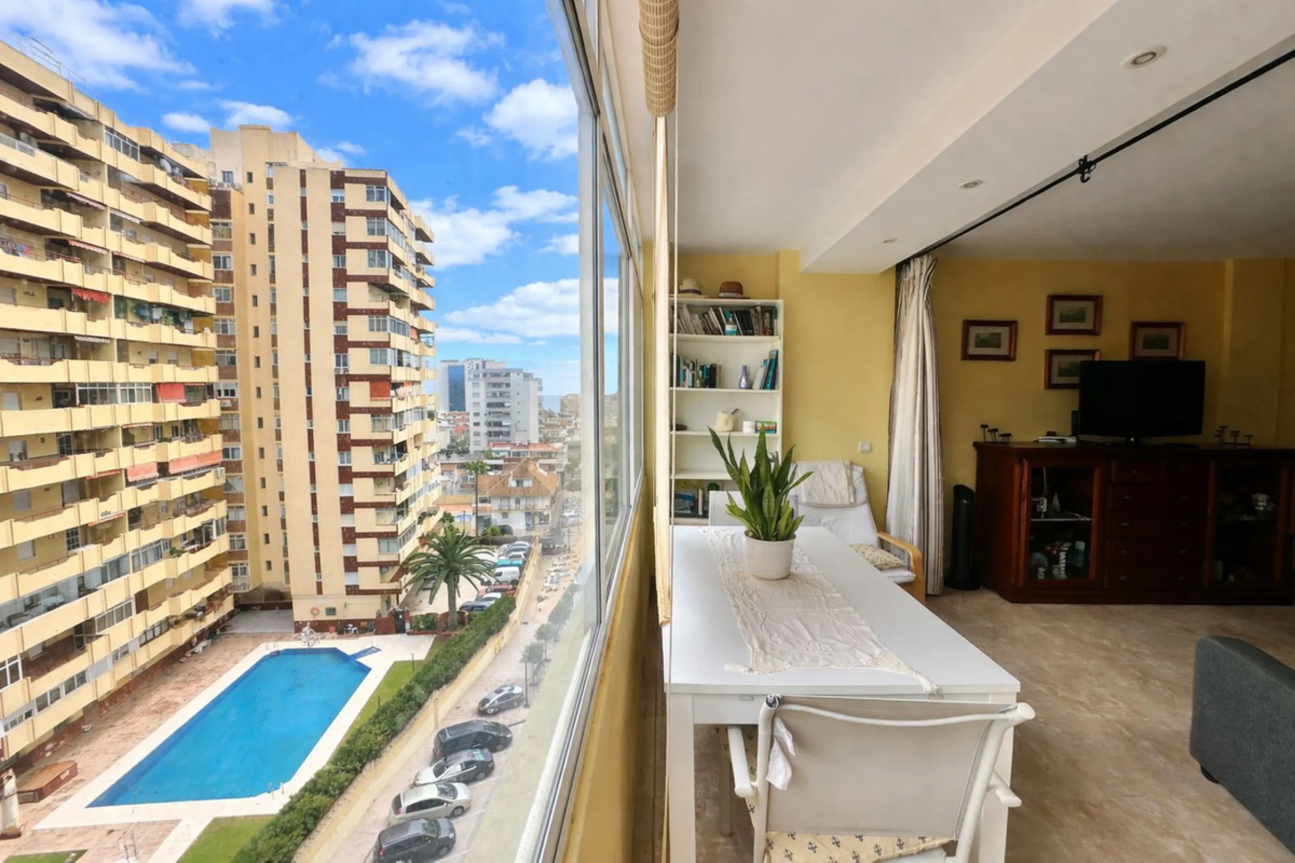 BRIGHT APARTMENT WITHIN WALKING DISTANCE TO THE SEA, TRAIN STATION & AMENITIES – LOS BOLICHES, FUENGIROLA