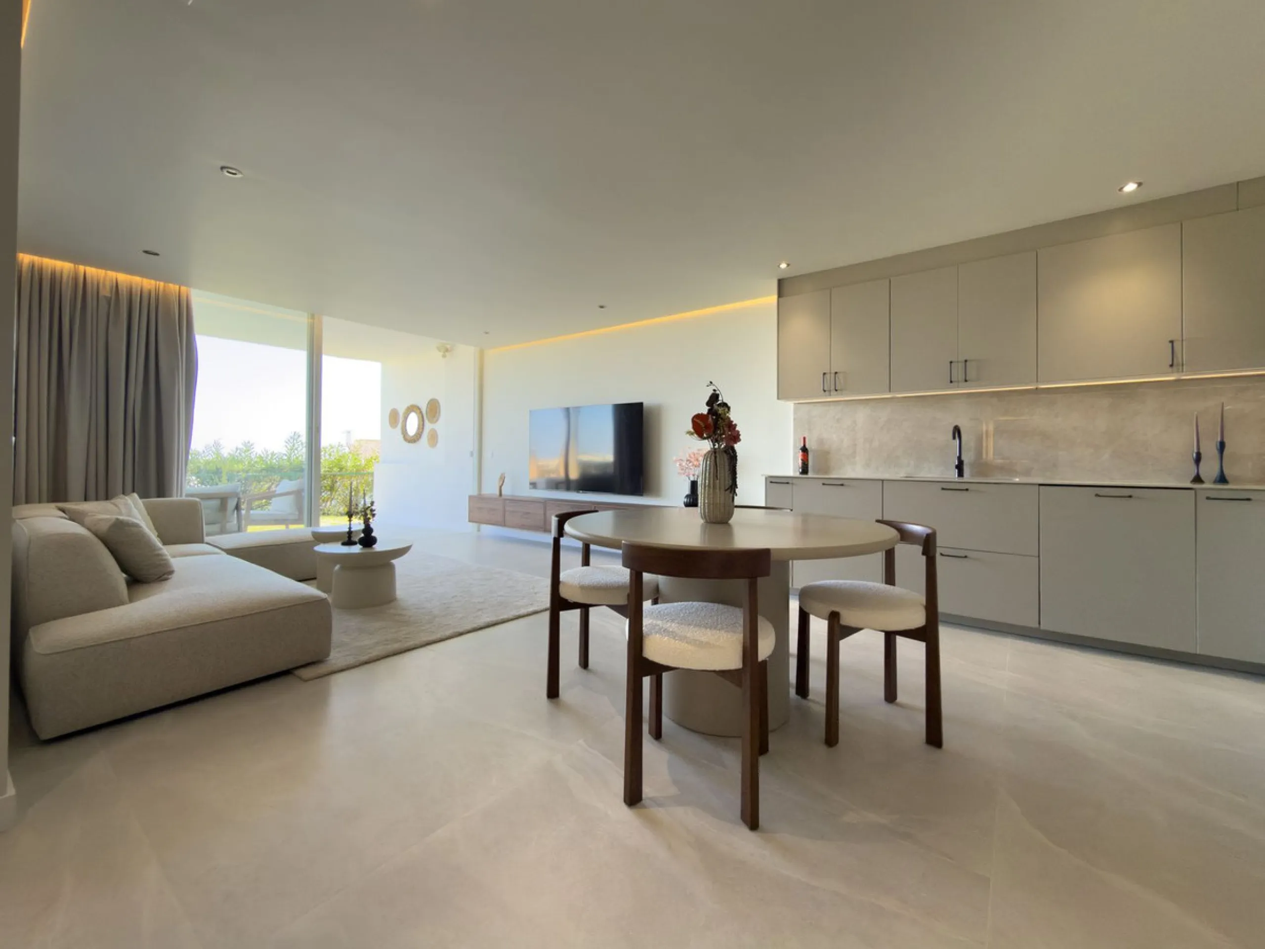 This super corner apartment has been totally renovated to Swedish standards, and offers wonderful views. Situated in a very high quality community , close to Miraflores Golf Club, the property faces south and has access to the very well kept communal gard