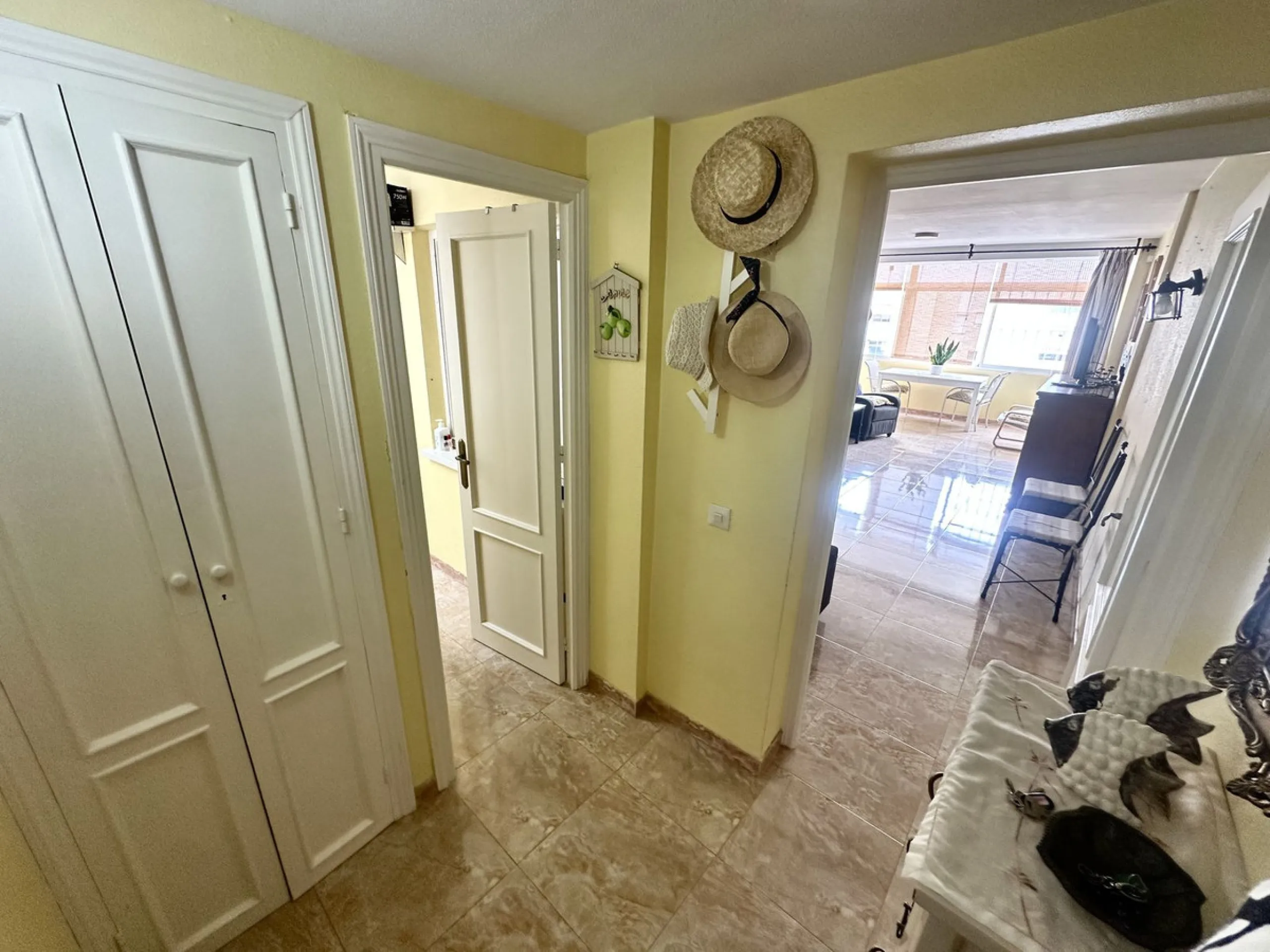 BRIGHT APARTMENT WITHIN WALKING DISTANCE TO THE SEA, TRAIN STATION & AMENITIES – LOS BOLICHES, FUENGIROLA