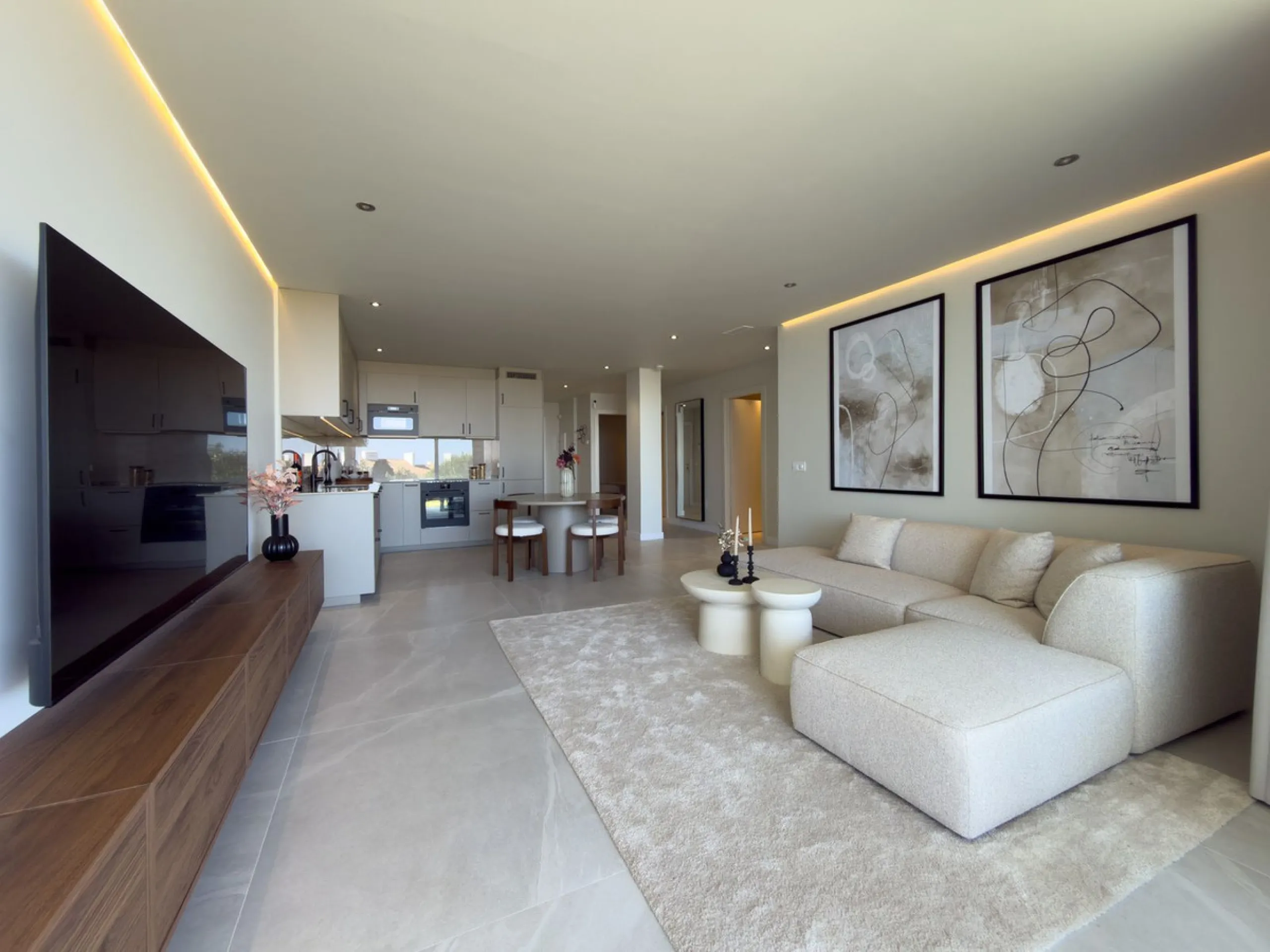 This super corner apartment has been totally renovated to Swedish standards, and offers wonderful views. Situated in a very high quality community , close to Miraflores Golf Club, the property faces south and has access to the very well kept communal gard