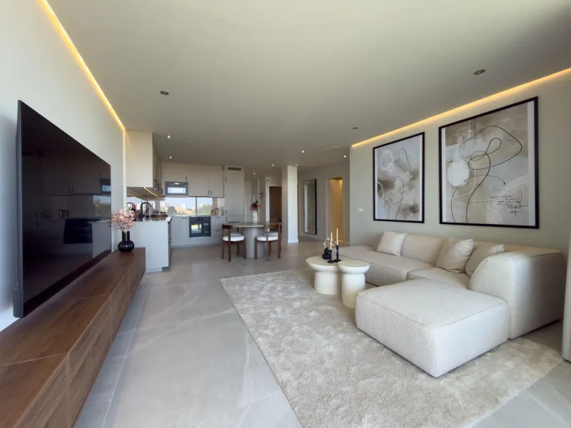 This super corner apartment has been totally renovated to Swedish standards, and offers wonderful views. Situated in a very high quality community , close to Miraflores Golf Club, the property faces south and has access to the very well kept communal gard
