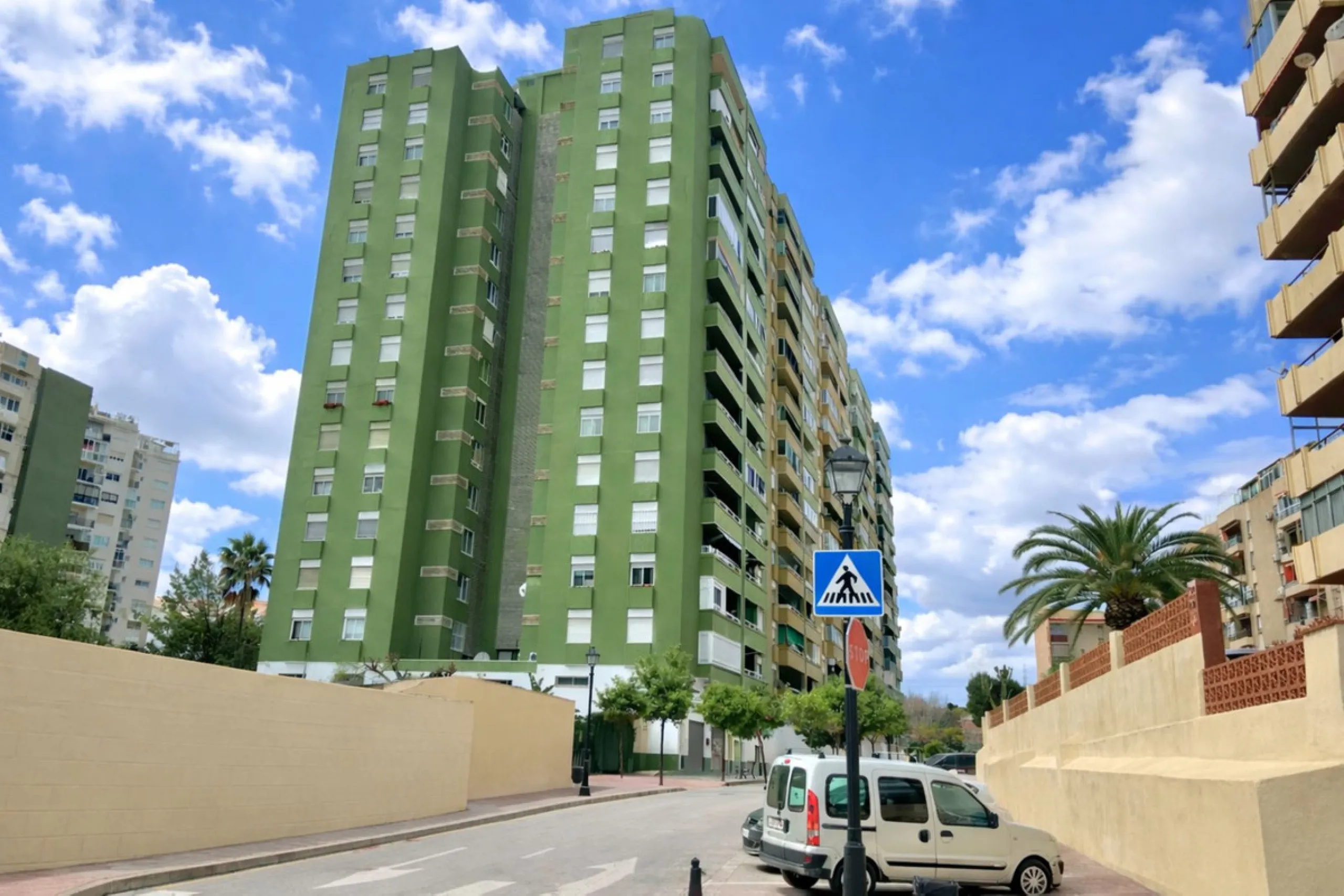 BRIGHT APARTMENT WITHIN WALKING DISTANCE TO THE SEA, TRAIN STATION & AMENITIES – LOS BOLICHES, FUENGIROLA