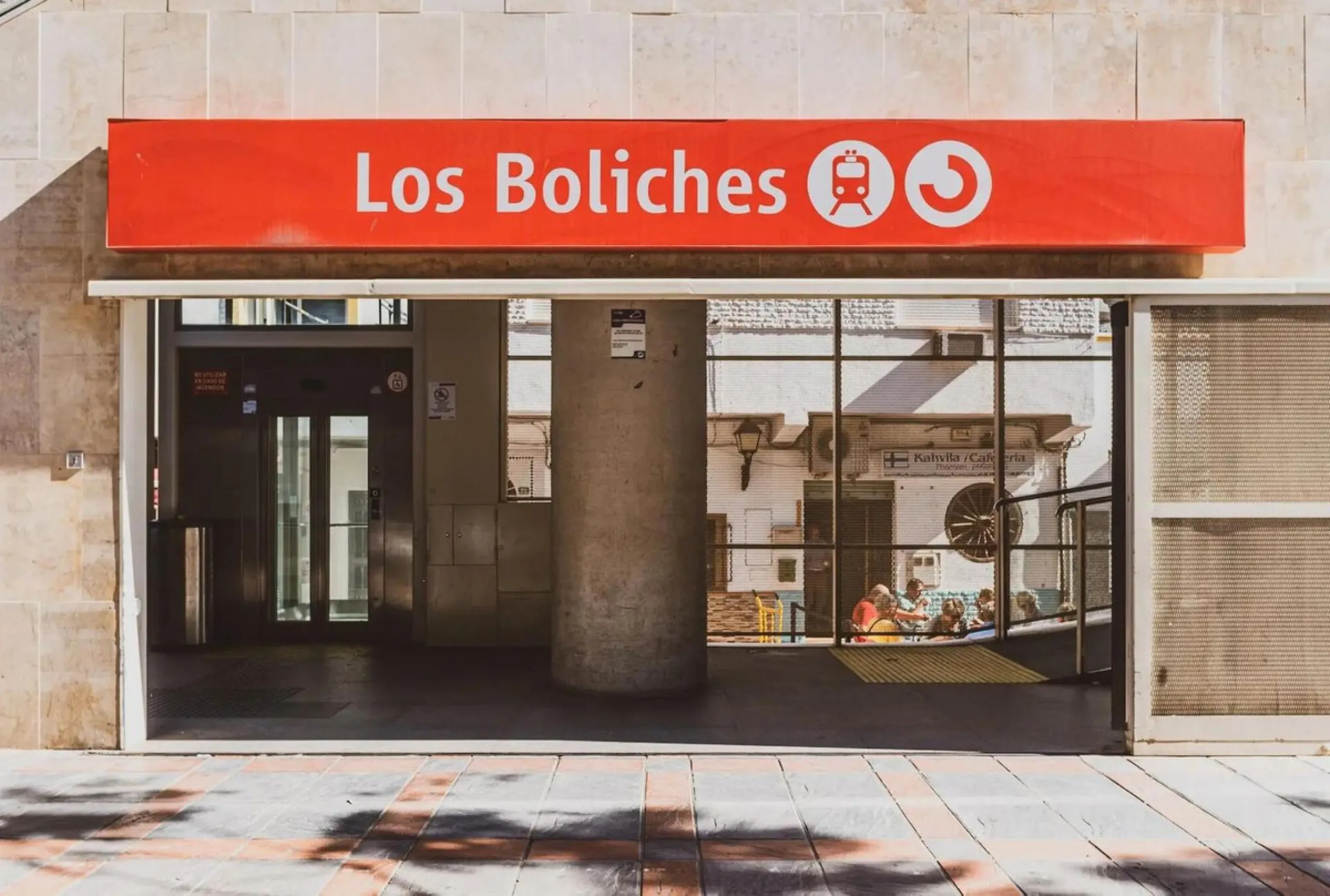 BRIGHT APARTMENT WITHIN WALKING DISTANCE TO THE SEA, TRAIN STATION & AMENITIES – LOS BOLICHES, FUENGIROLA
