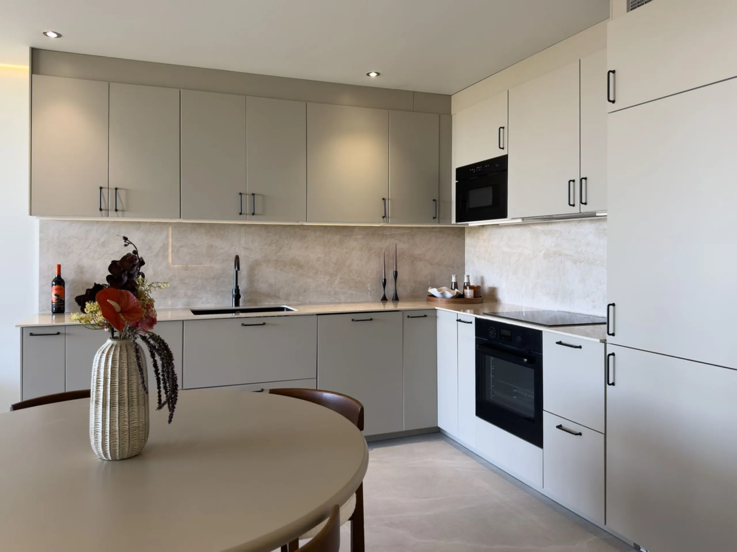 This super corner apartment has been totally renovated to Swedish standards, and offers wonderful views. Situated in a very high quality community , close to Miraflores Golf Club, the property faces south and has access to the very well kept communal gard