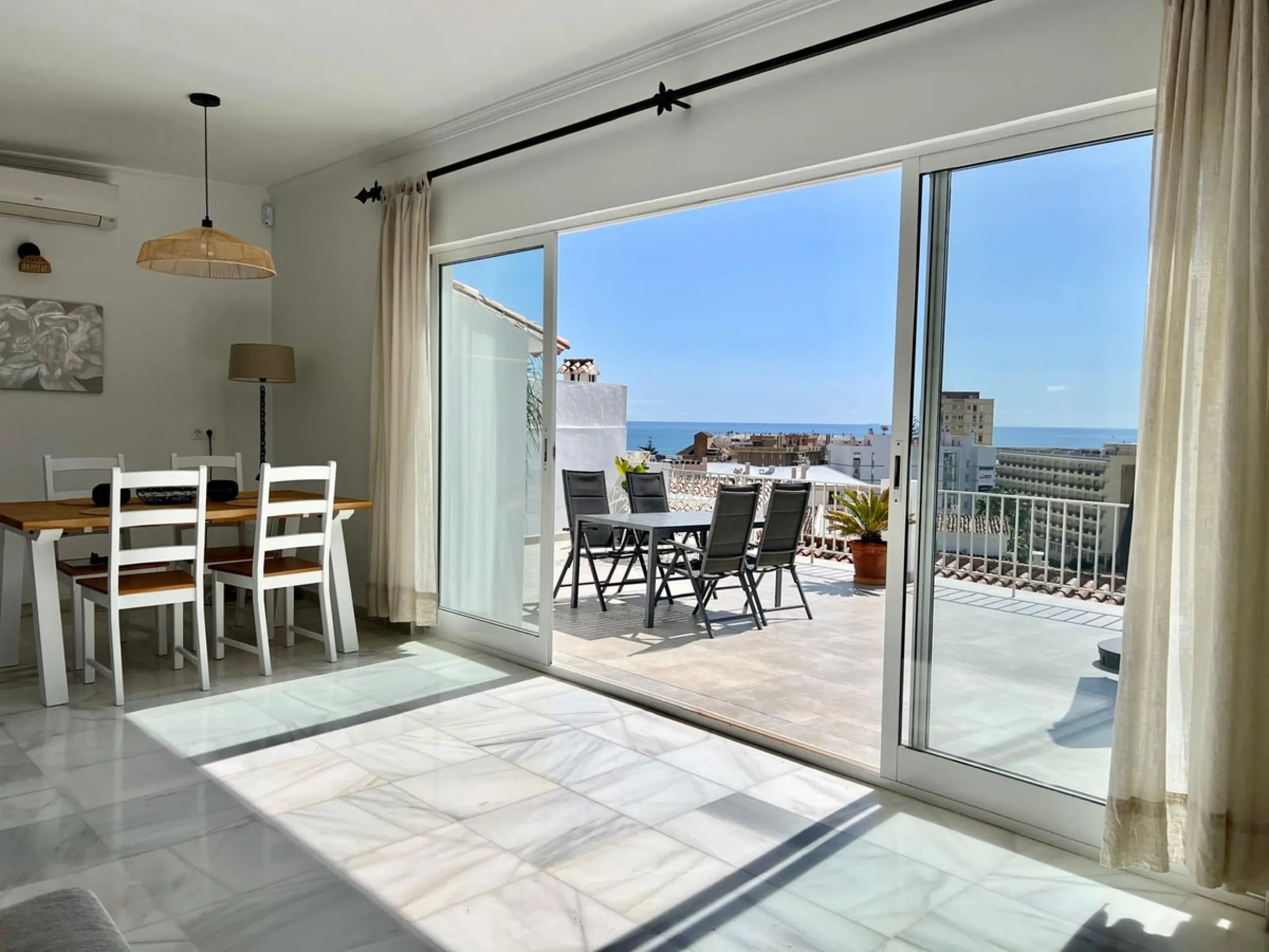 House - Detached Villa в продаже в Fuengirola, Málaga. В доме 4 спален и 2 ванных комнат. Площадь дома 150 м². Площадь участка 556 м²