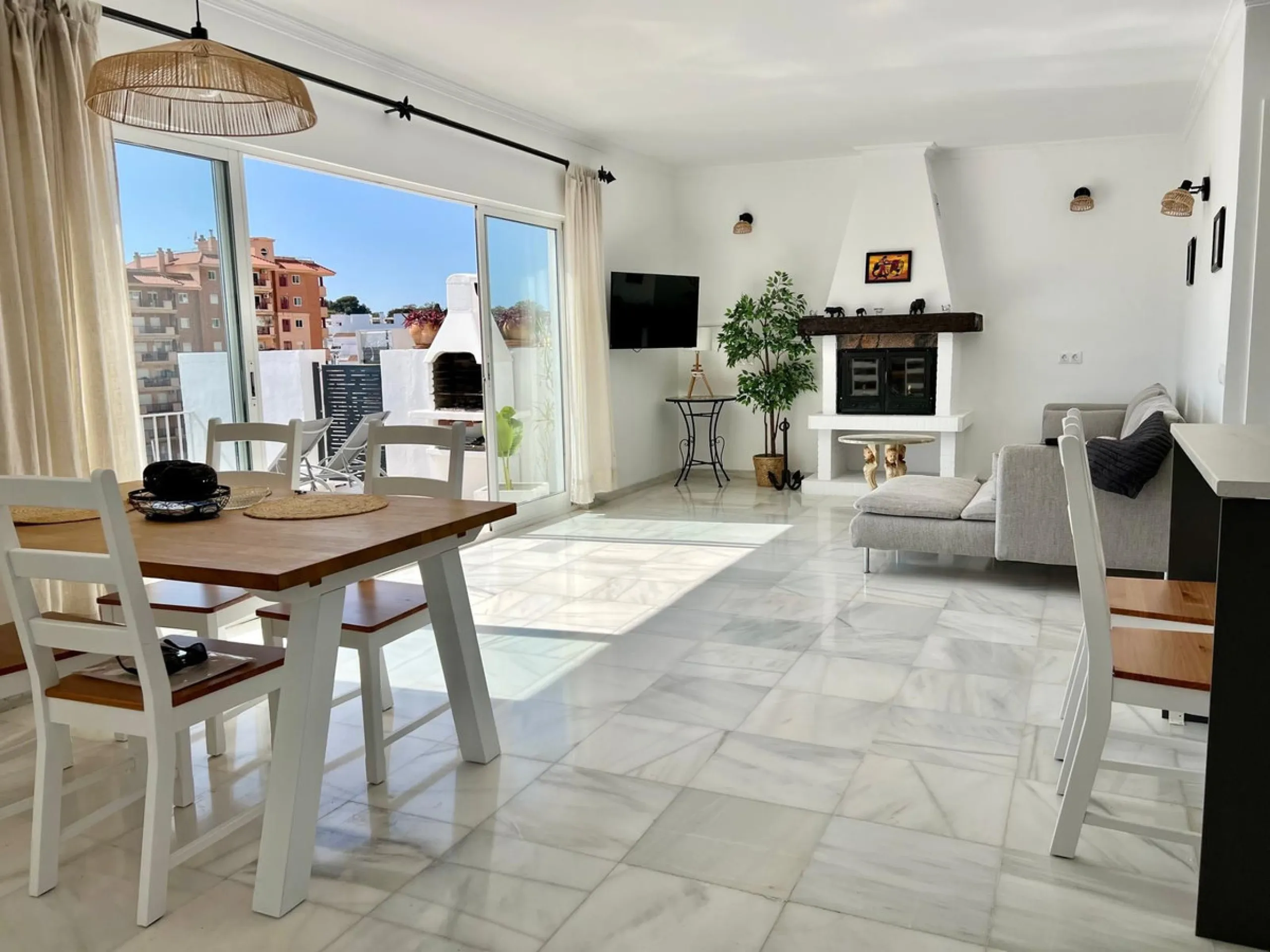 House - Detached Villa в продаже в Fuengirola, Málaga. В доме 4 спален и 2 ванных комнат. Площадь дома 150 м². Площадь участка 556 м²