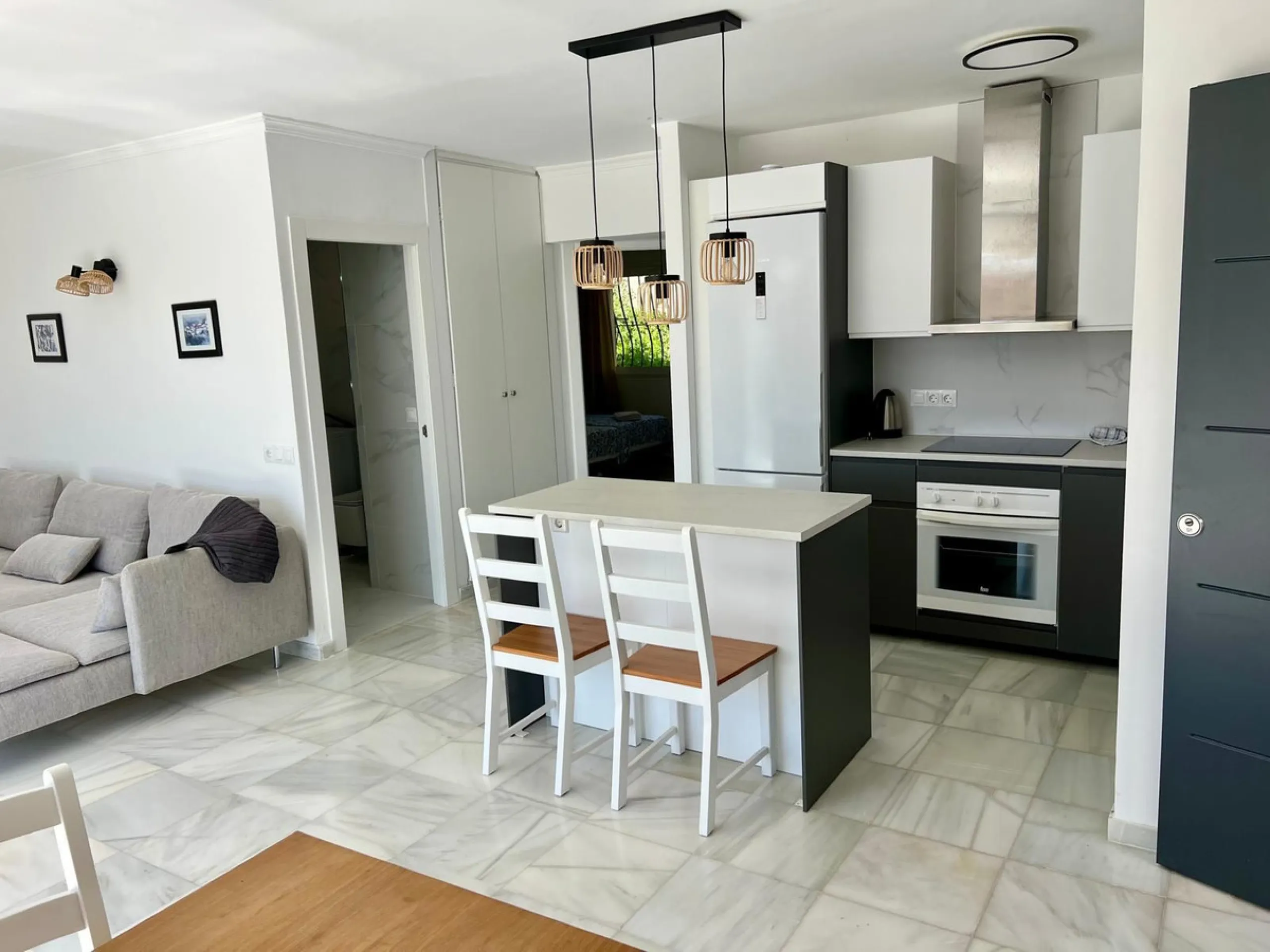 House - Detached Villa в продаже в Fuengirola, Málaga. В доме 4 спален и 2 ванных комнат. Площадь дома 150 м². Площадь участка 556 м²