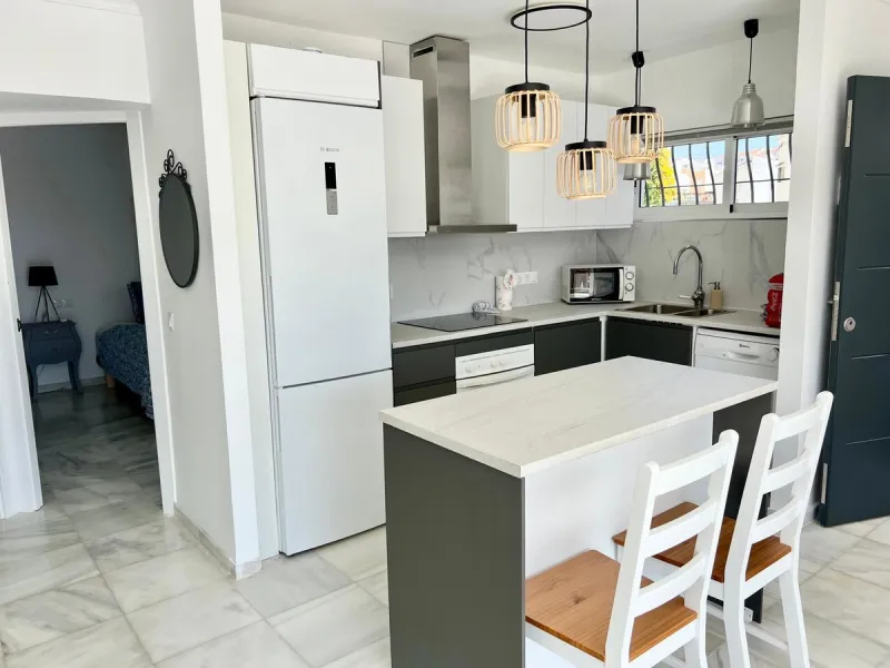 House - Detached Villa в продаже в Fuengirola, Málaga. В доме 4 спален и 2 ванных комнат. Площадь дома 150 м². Площадь участка 556 м²