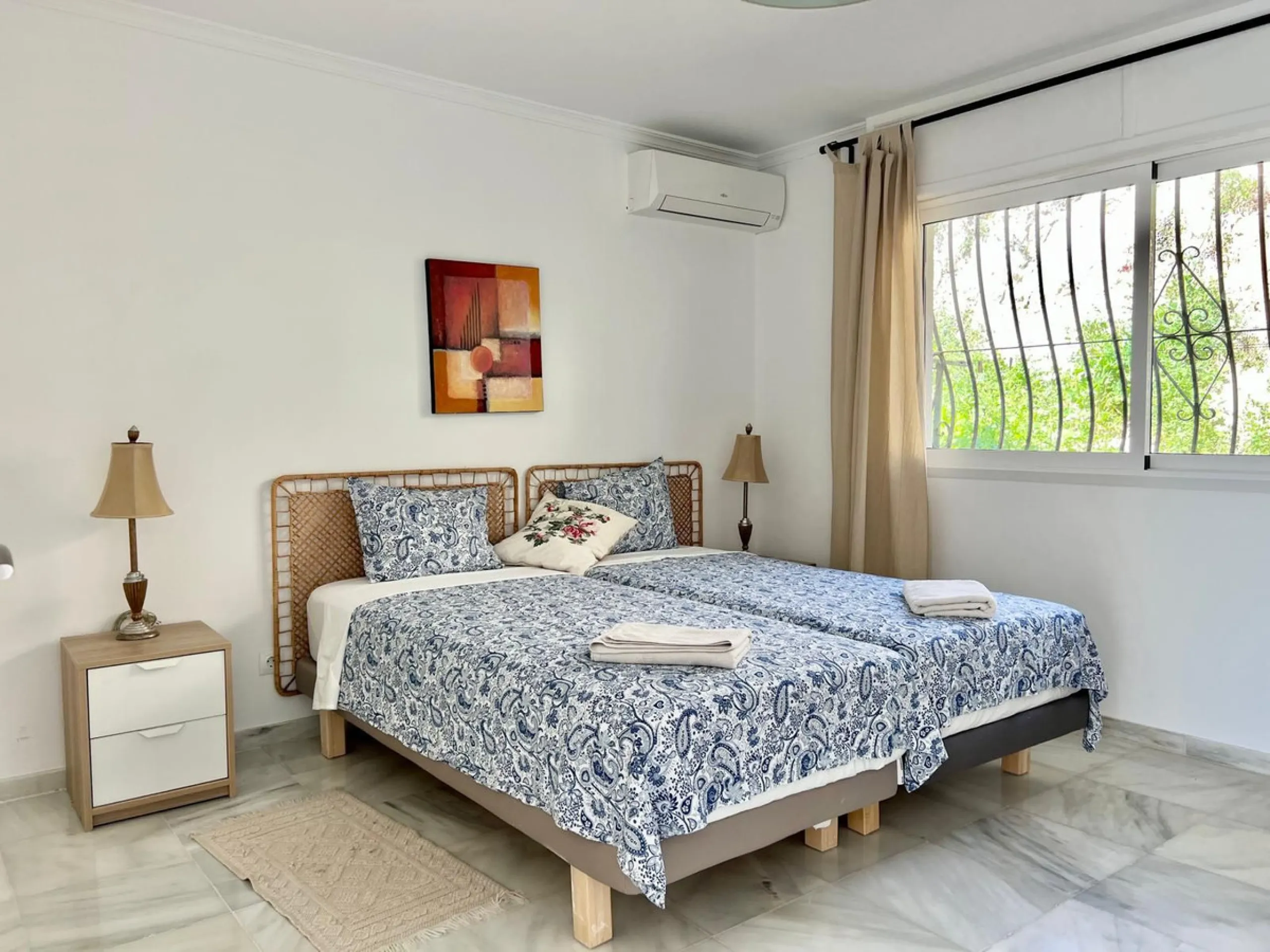 House - Detached Villa в продаже в Fuengirola, Málaga. В доме 4 спален и 2 ванных комнат. Площадь дома 150 м². Площадь участка 556 м²