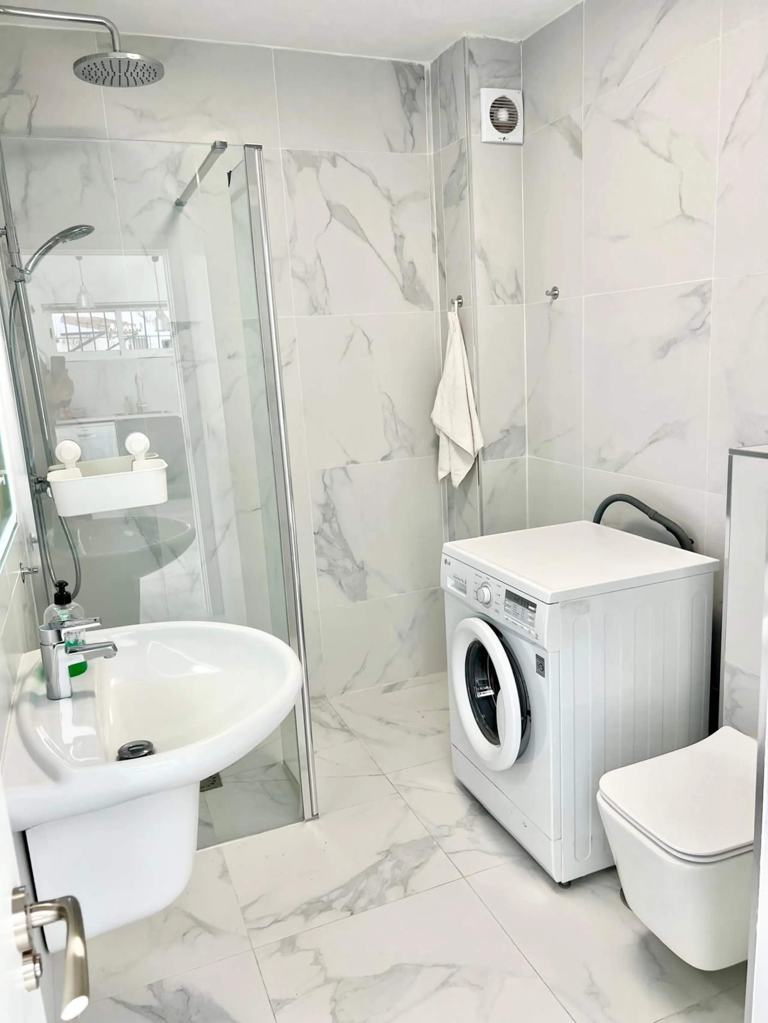 House - Detached Villa в продаже в Fuengirola, Málaga. В доме 4 спален и 2 ванных комнат. Площадь дома 150 м². Площадь участка 556 м²