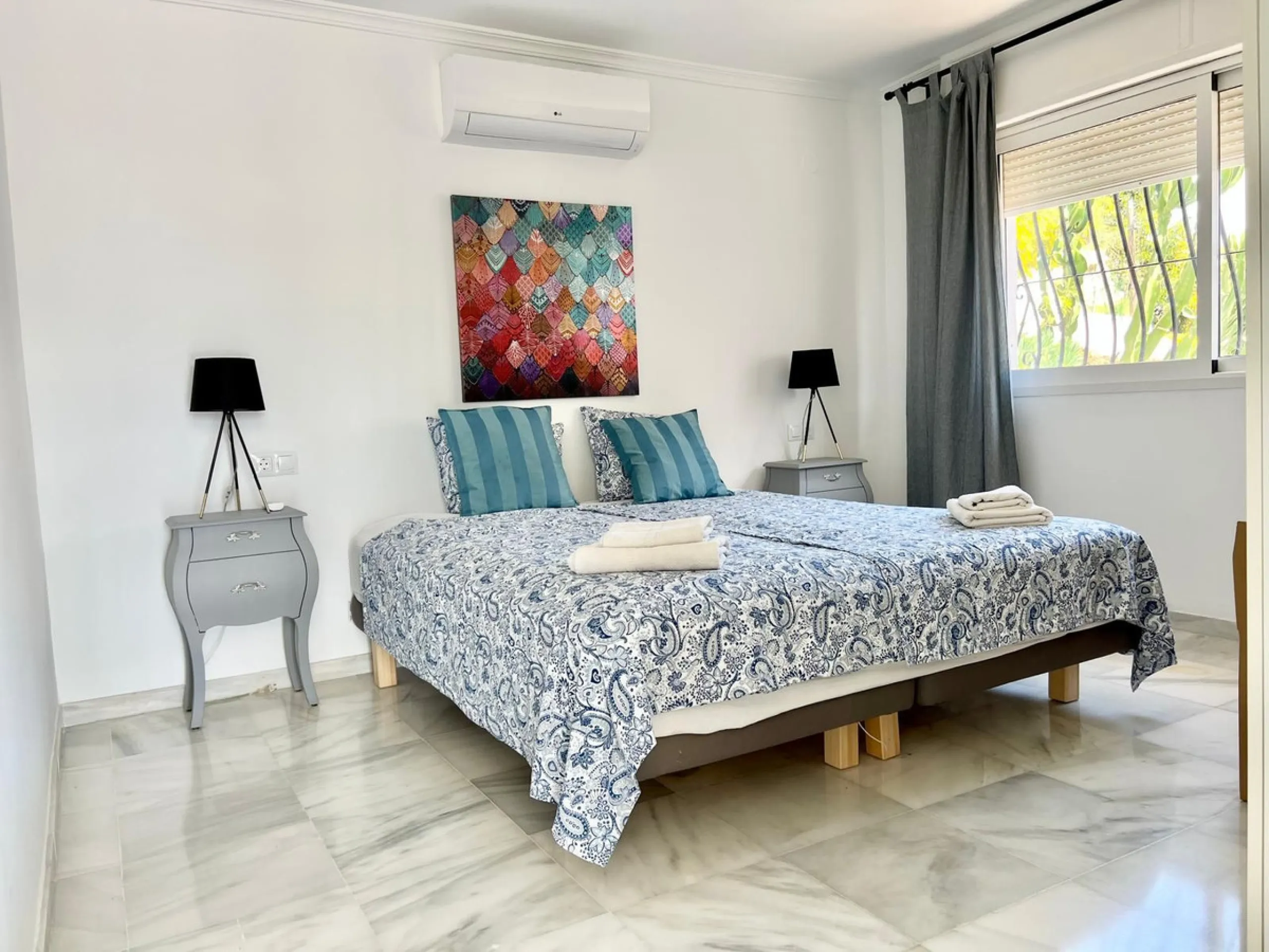 House - Detached Villa в продаже в Fuengirola, Málaga. В доме 4 спален и 2 ванных комнат. Площадь дома 150 м². Площадь участка 556 м²