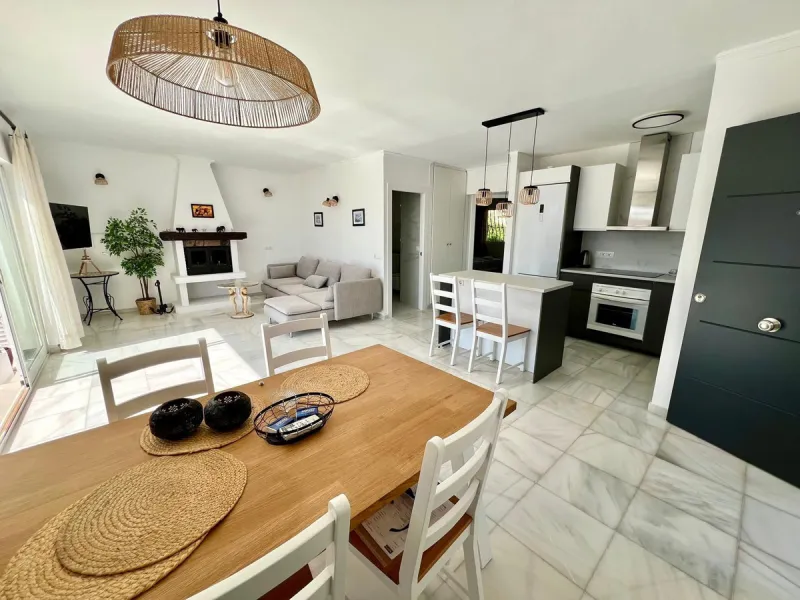 House - Detached Villa в продаже в Fuengirola, Málaga. В доме 4 спален и 2 ванных комнат. Площадь дома 150 м². Площадь участка 556 м²