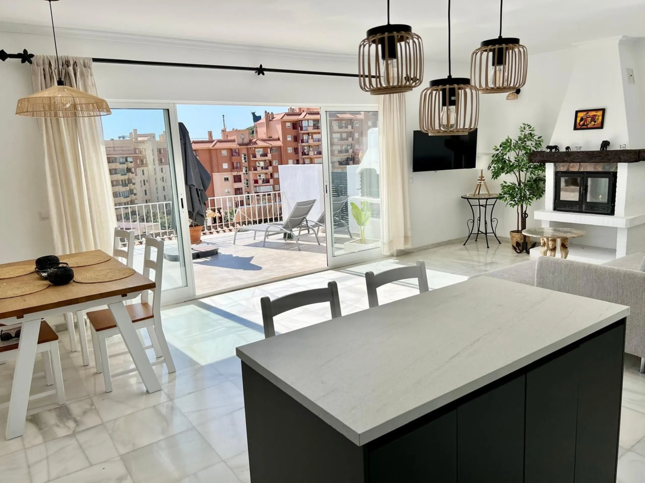 House - Detached Villa в продаже в Fuengirola, Málaga. В доме 4 спален и 2 ванных комнат. Площадь дома 150 м². Площадь участка 556 м²