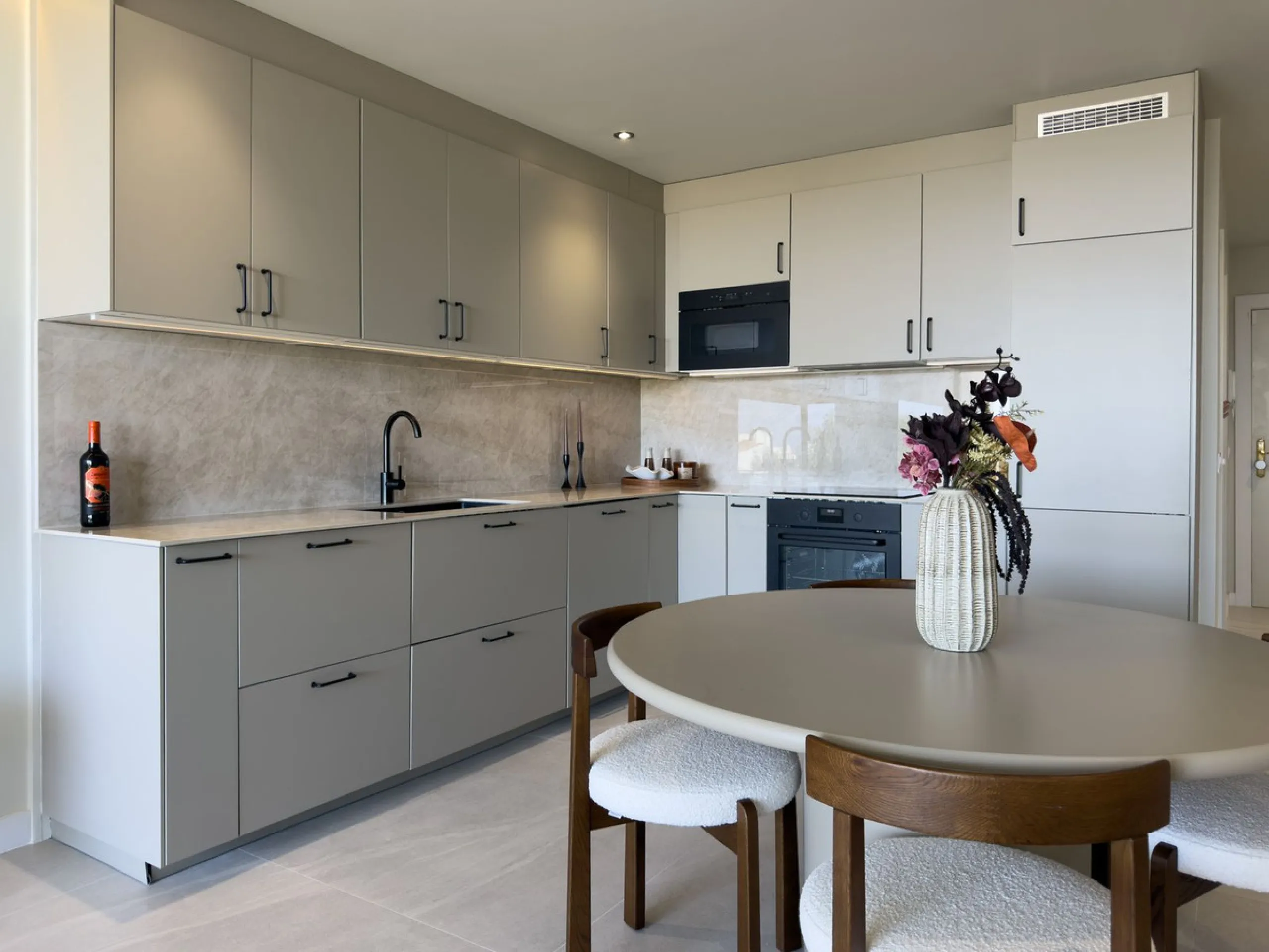 This super corner apartment has been totally renovated to Swedish standards, and offers wonderful views. Situated in a very high quality community , close to Miraflores Golf Club, the property faces south and has access to the very well kept communal gard