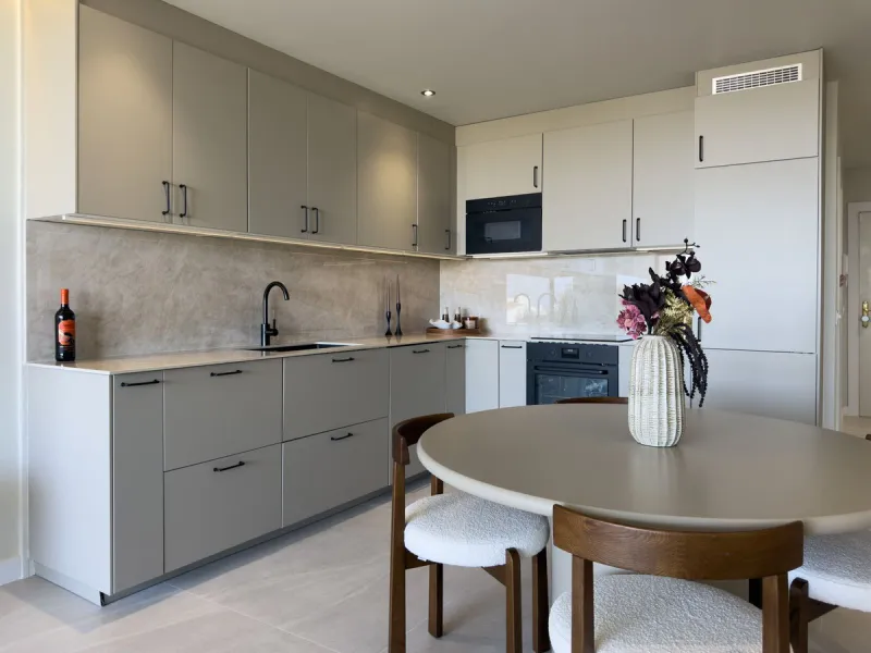 This super corner apartment has been totally renovated to Swedish standards, and offers wonderful views. Situated in a very high quality community , close to Miraflores Golf Club, the property faces south and has access to the very well kept communal gard