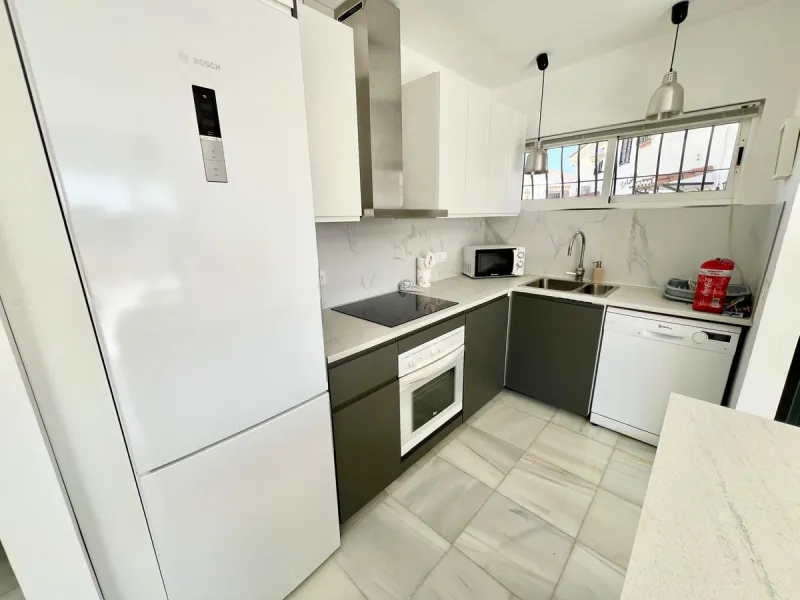 House - Detached Villa в продаже в Fuengirola, Málaga. В доме 4 спален и 2 ванных комнат. Площадь дома 150 м². Площадь участка 556 м²