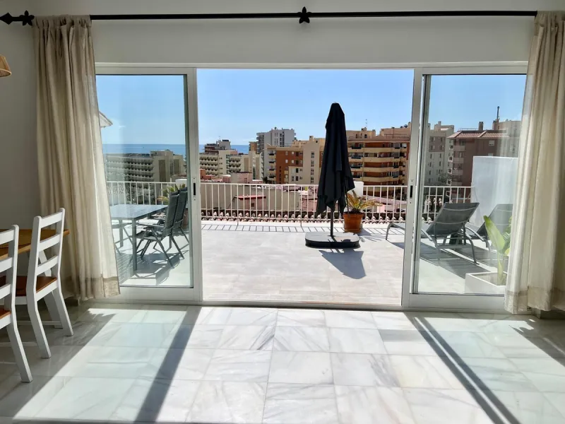 House - Detached Villa в продаже в Fuengirola, Málaga. В доме 4 спален и 2 ванных комнат. Площадь дома 150 м². Площадь участка 556 м²