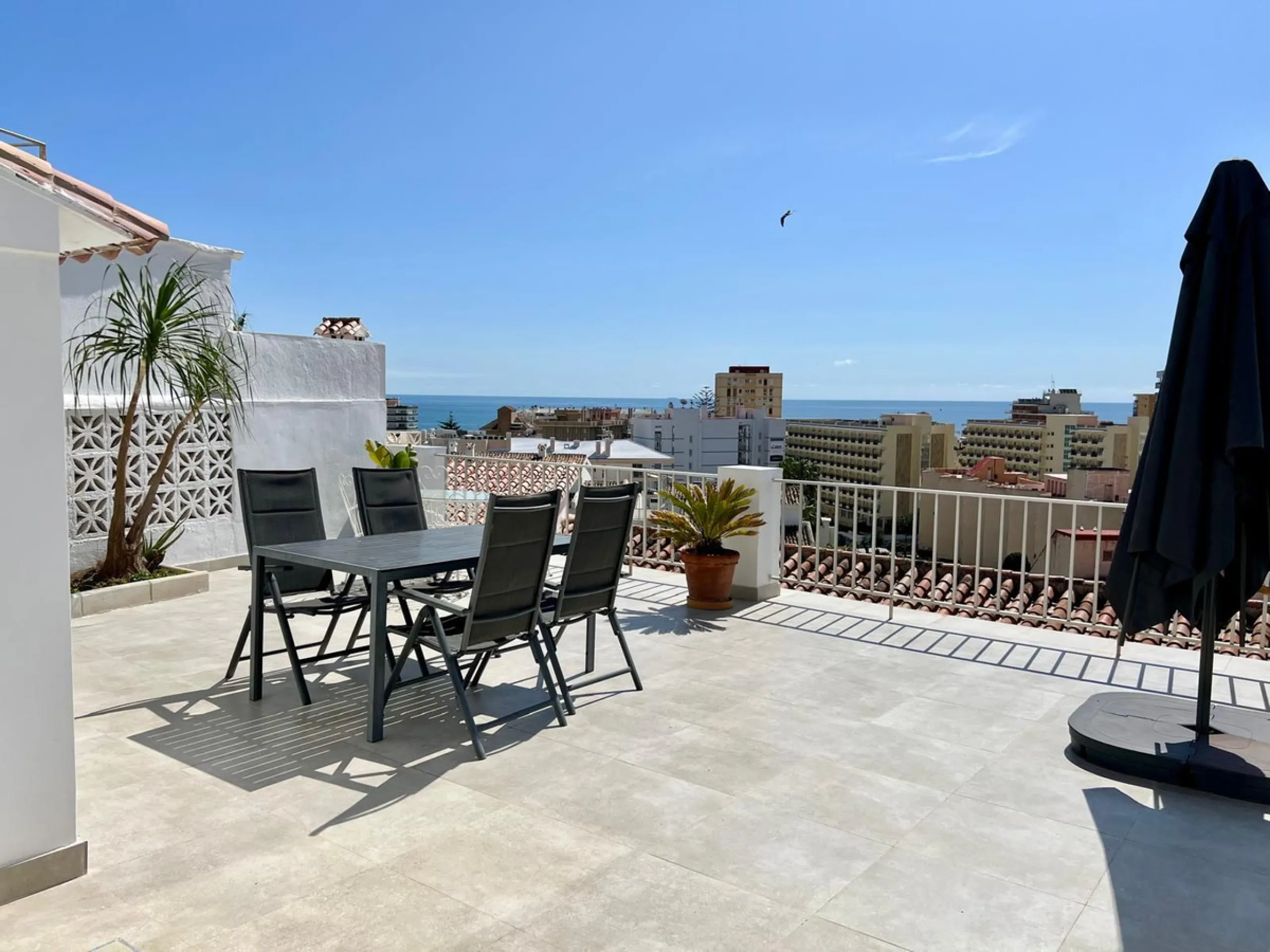 House - Detached Villa в продаже в Fuengirola, Málaga. В доме 4 спален и 2 ванных комнат. Площадь дома 150 м². Площадь участка 556 м²