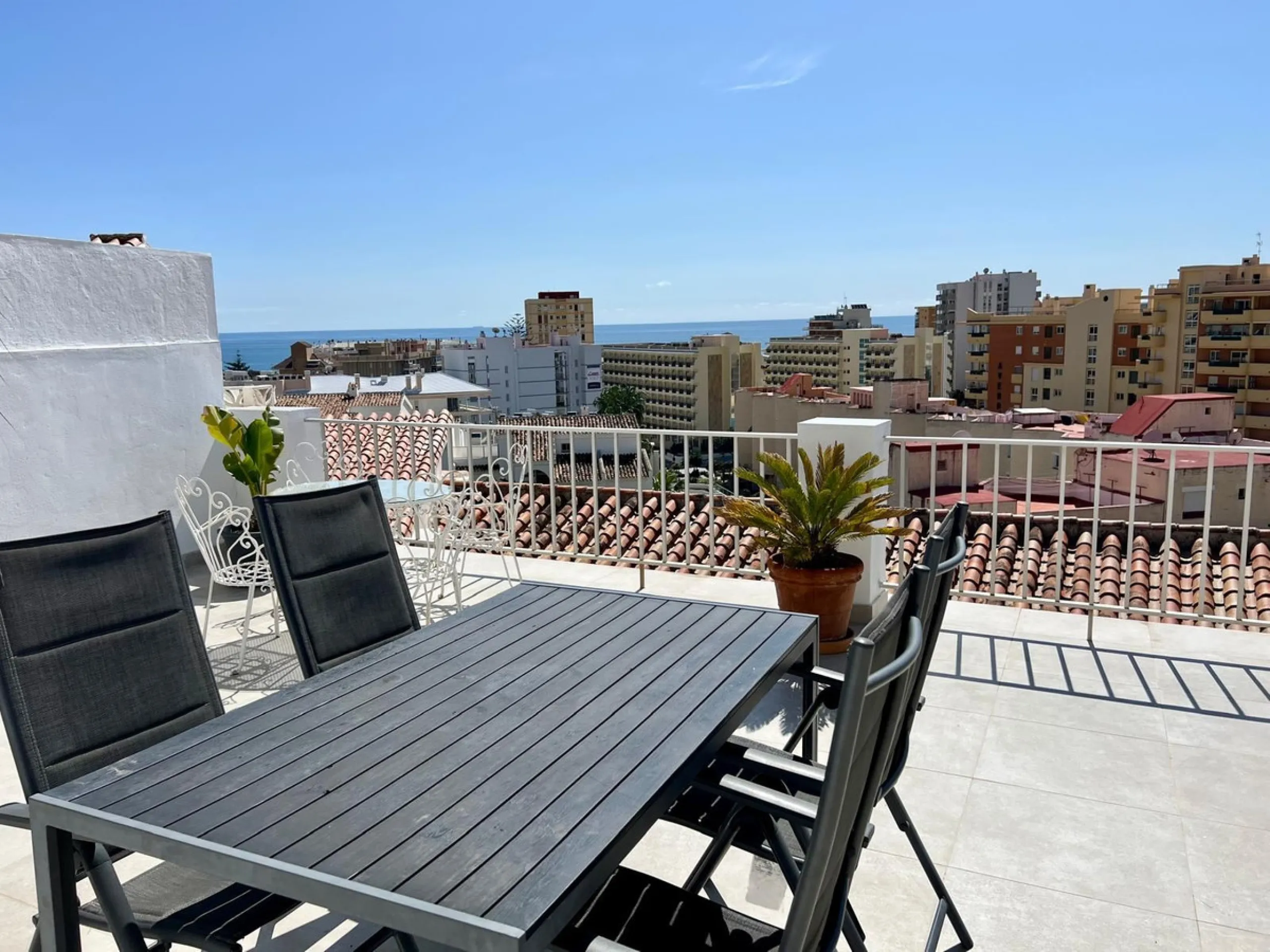 House - Detached Villa в продаже в Fuengirola, Málaga. В доме 4 спален и 2 ванных комнат. Площадь дома 150 м². Площадь участка 556 м²