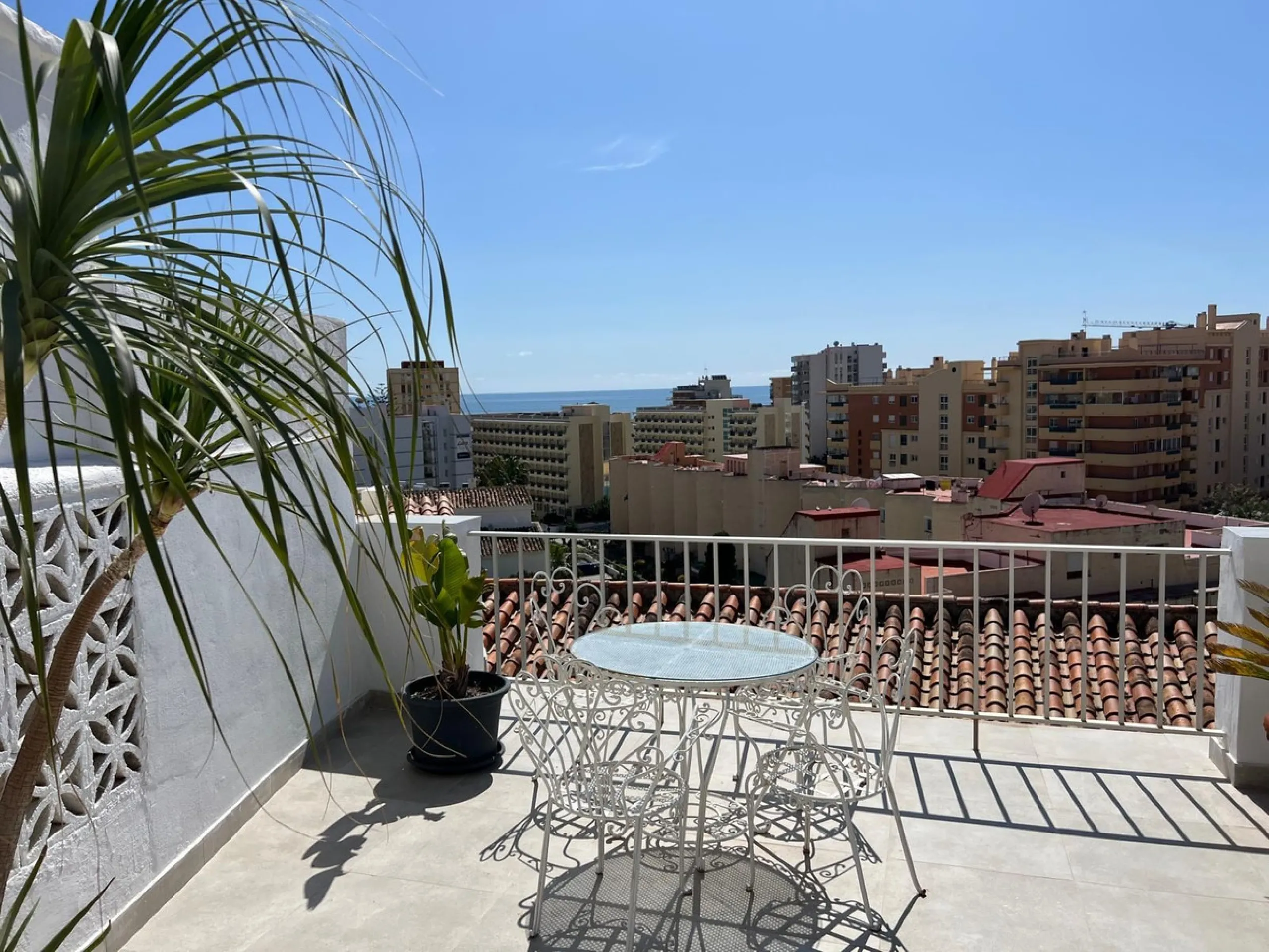 House - Detached Villa в продаже в Fuengirola, Málaga. В доме 4 спален и 2 ванных комнат. Площадь дома 150 м². Площадь участка 556 м²