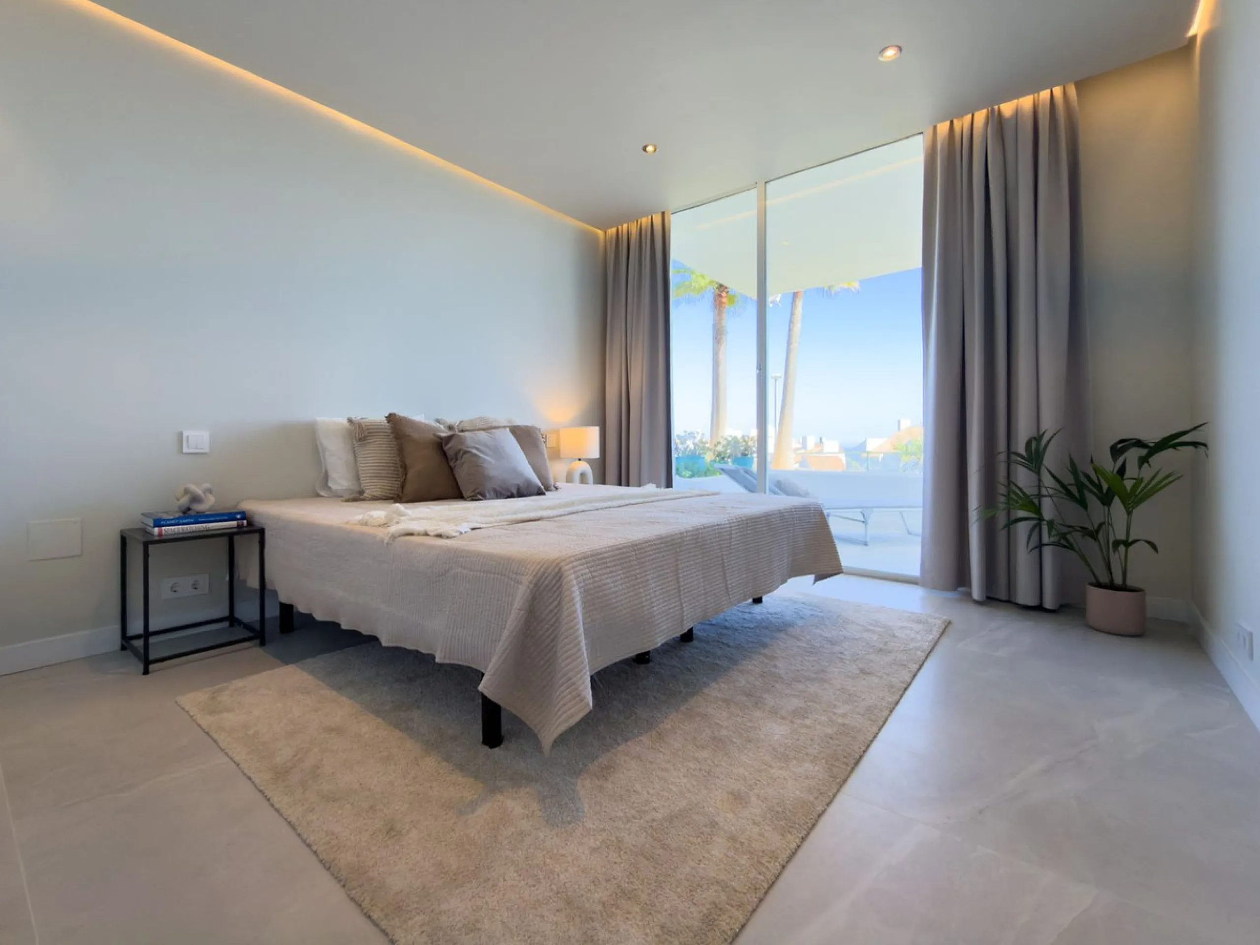 This super corner apartment has been totally renovated to Swedish standards, and offers wonderful views. Situated in a very high quality community , close to Miraflores Golf Club, the property faces south and has access to the very well kept communal gard