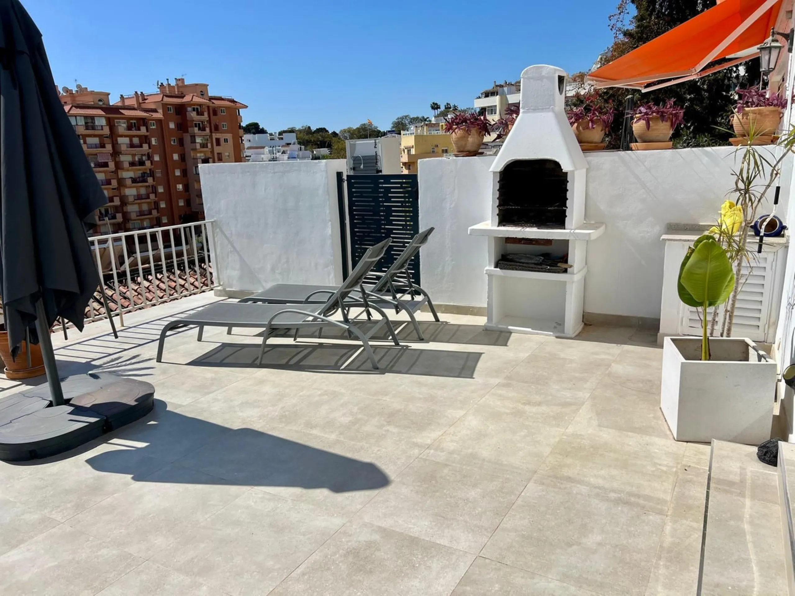 House - Detached Villa в продаже в Fuengirola, Málaga. В доме 4 спален и 2 ванных комнат. Площадь дома 150 м². Площадь участка 556 м²