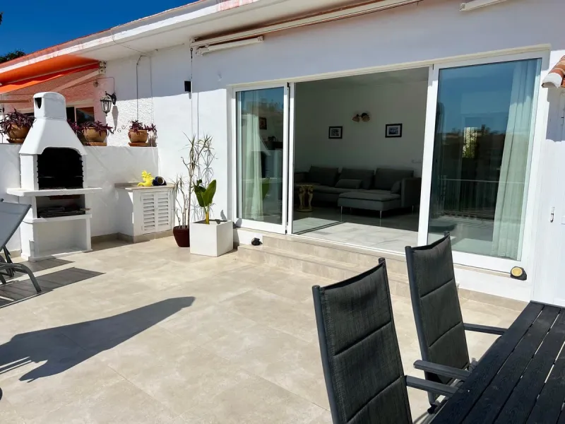 House - Detached Villa в продаже в Fuengirola, Málaga. В доме 4 спален и 2 ванных комнат. Площадь дома 150 м². Площадь участка 556 м²